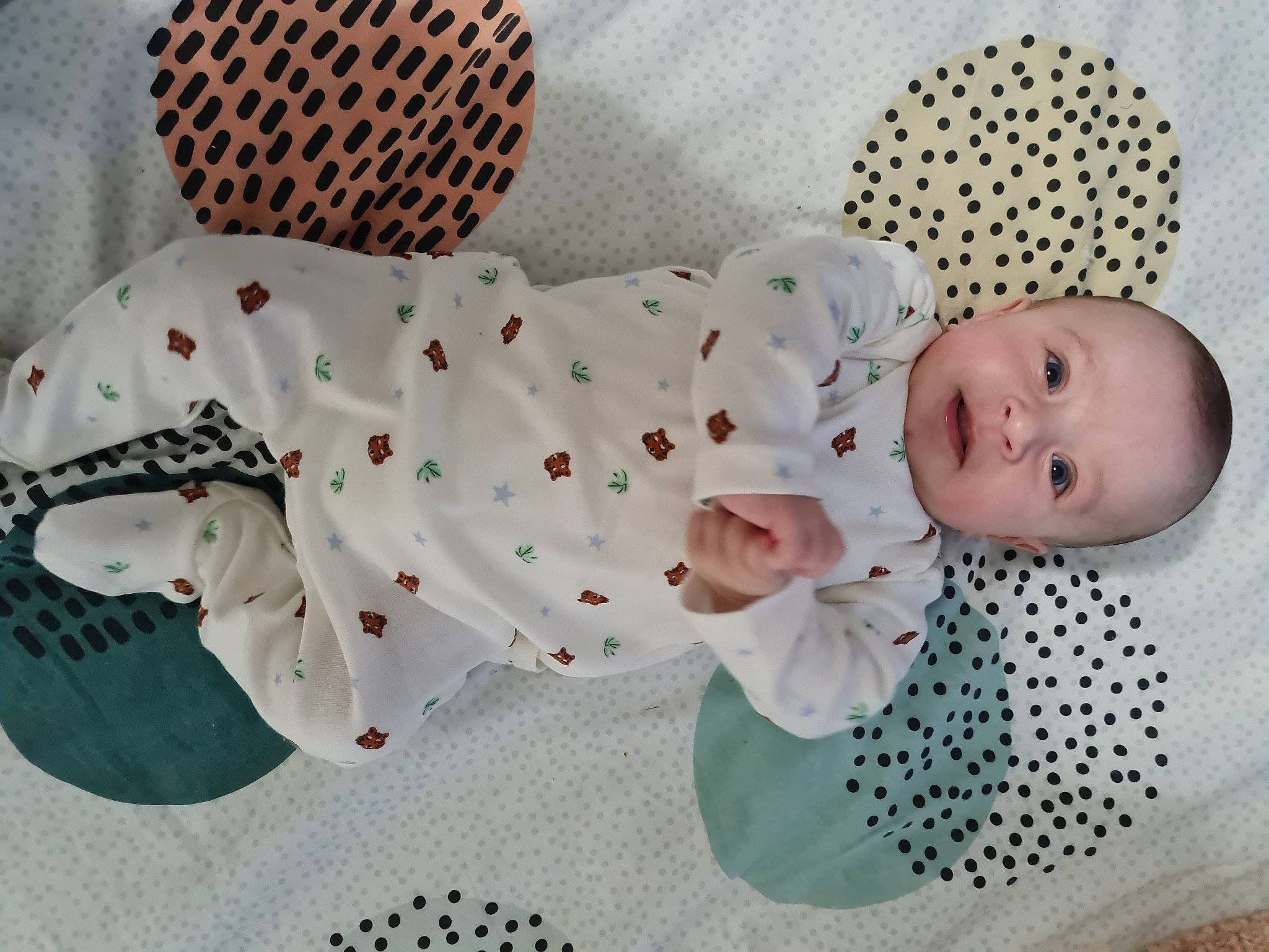 Eduard participe au concours pour gagner de l'argent avec cette photo : baby, baby_products, baby_safety, baby_sleeping, baby_toddler_clothing, baby_toys, bed, bedding, child, comfort, linens, nightwear, pattern, person, room, skin, sleeve, stuffed_toy, toddler, toy