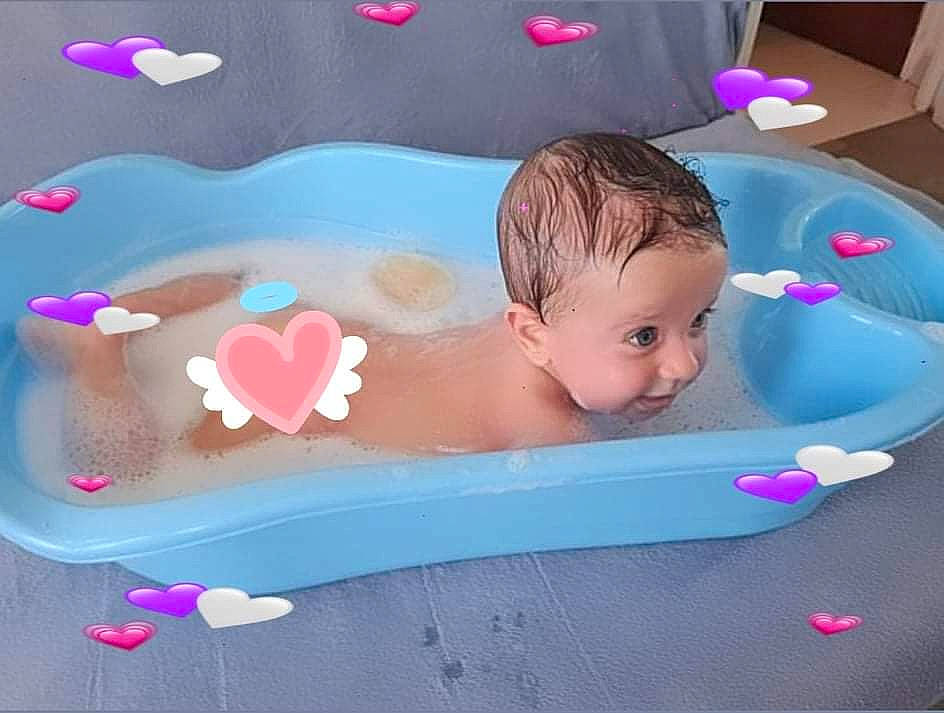 Eduard participe au concours pour gagner de l'argent avec cette photo : baby, baby_bathing, baby_playing_with_toys, baby_products, baby_toys, bath_toy, bathing, bathroom, bathtub, cheek, fluid, fun, hairstyle, leisure, person, pink, plumbing_fixture, skin, swimming_pool, toddler