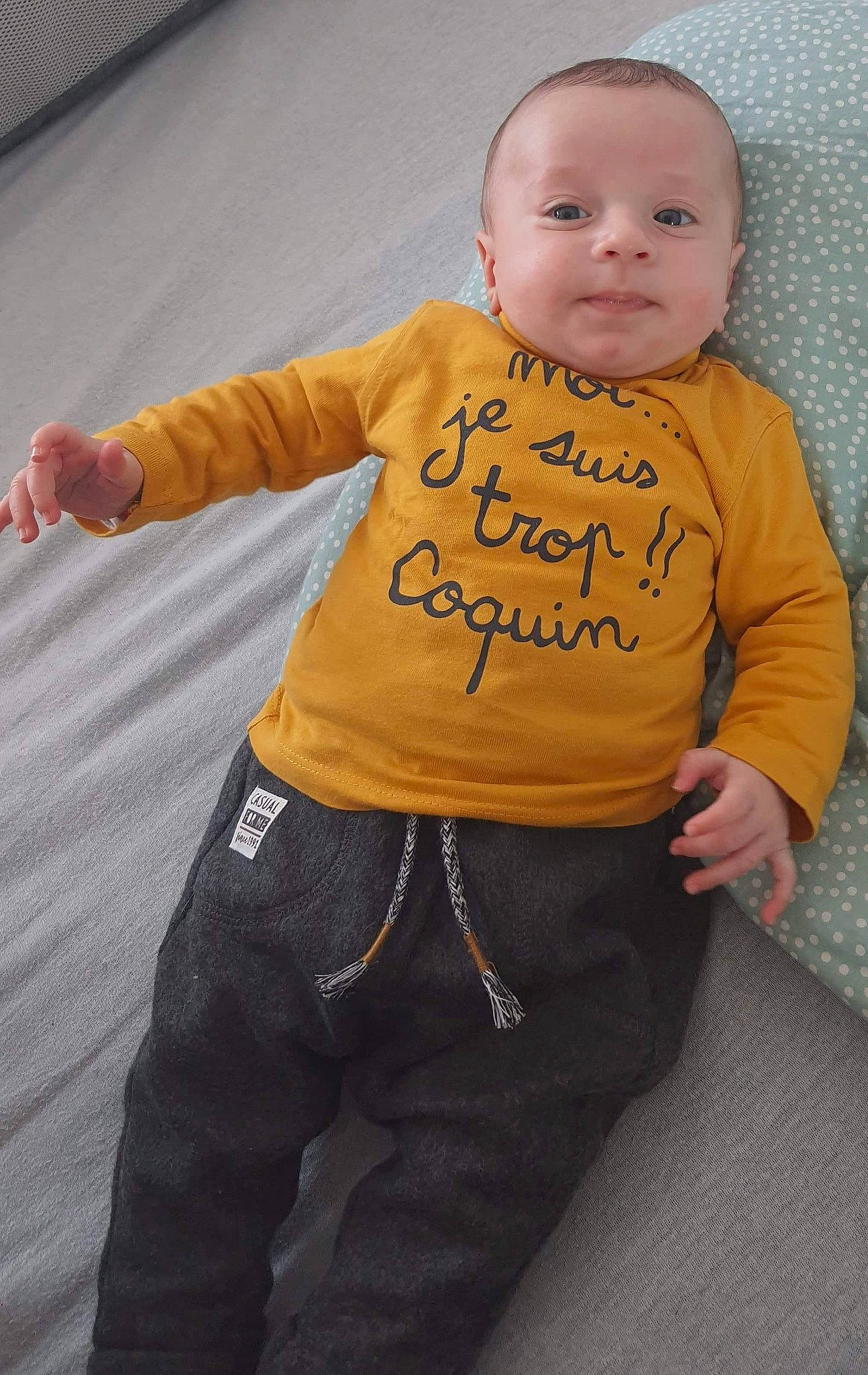 Eduard a rejoint le concours — aidez-le/la à gagner de superbes lots ! arm, baby, baby_toddler_clothing, eye, finger, fun, gesture, hand, happy, head, human_body, joint, orange, outerwear, person, shoulder, sleeve, t_shirt, thumb, toddler