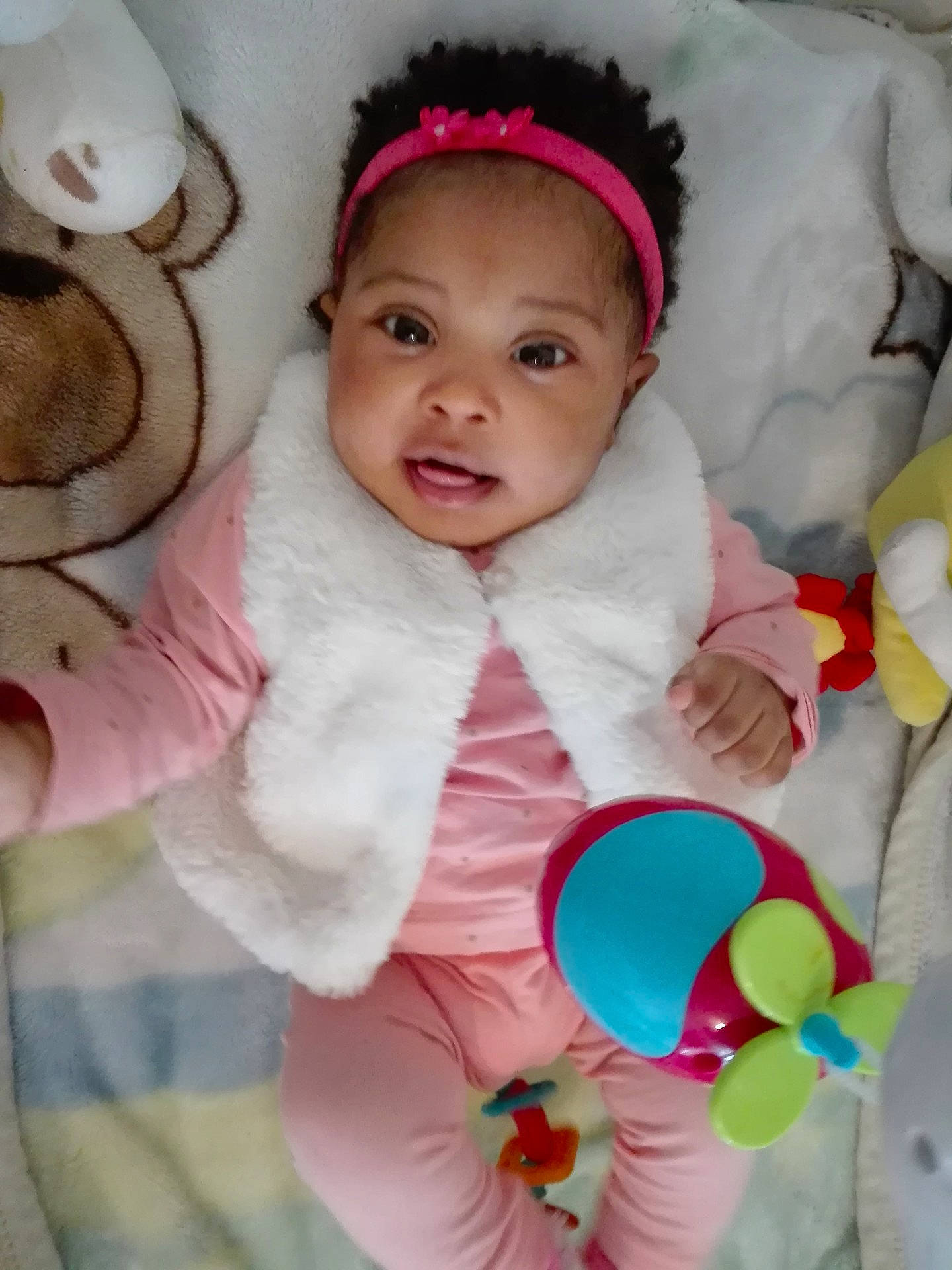 Anna participe au concours pour gagner de l'argent avec cette photo : cheek, child, costume, fur, girl, hair_accessory, head, headgear, infant, iris, material, person, pink, product, skin, smile, stuffed_toy, textile, toddler