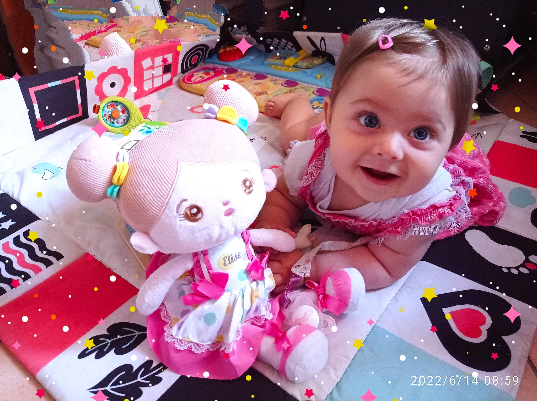 Élise a rejoint le concours — aidez-le/la à gagner de superbes lots ! baby, baby_toddler_clothing, carmine, cheek, child, event, fun, happy, holiday, magenta, person, photograph, pink, product, smile, snapshot, souvenir, stuffed_toy, textile, toddler