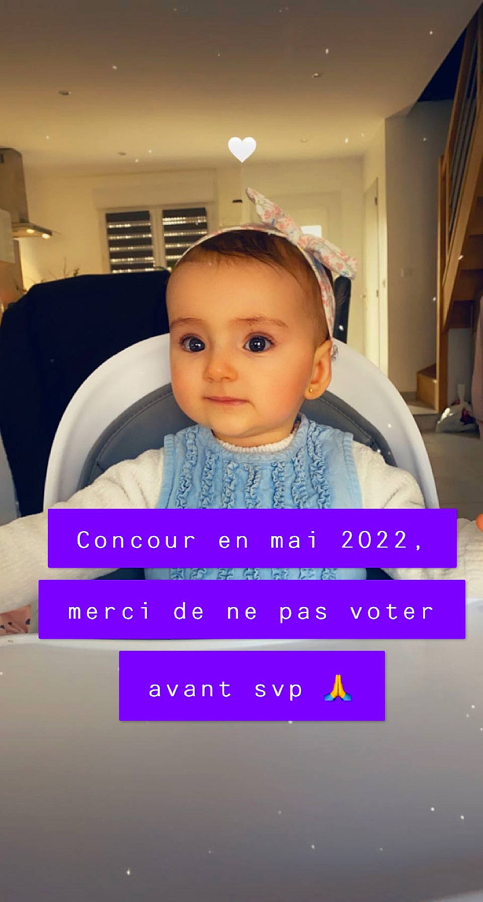 Giuliana a rejoint le concours — aidez-le/la à gagner de superbes lots ! advertising, animation, baby, child, display_device, electric_blue, flash_photography, flooring, font, fun, gadget, happy, multimedia, multimedia_software, person, photo_caption, purple, room, selfie, sitting