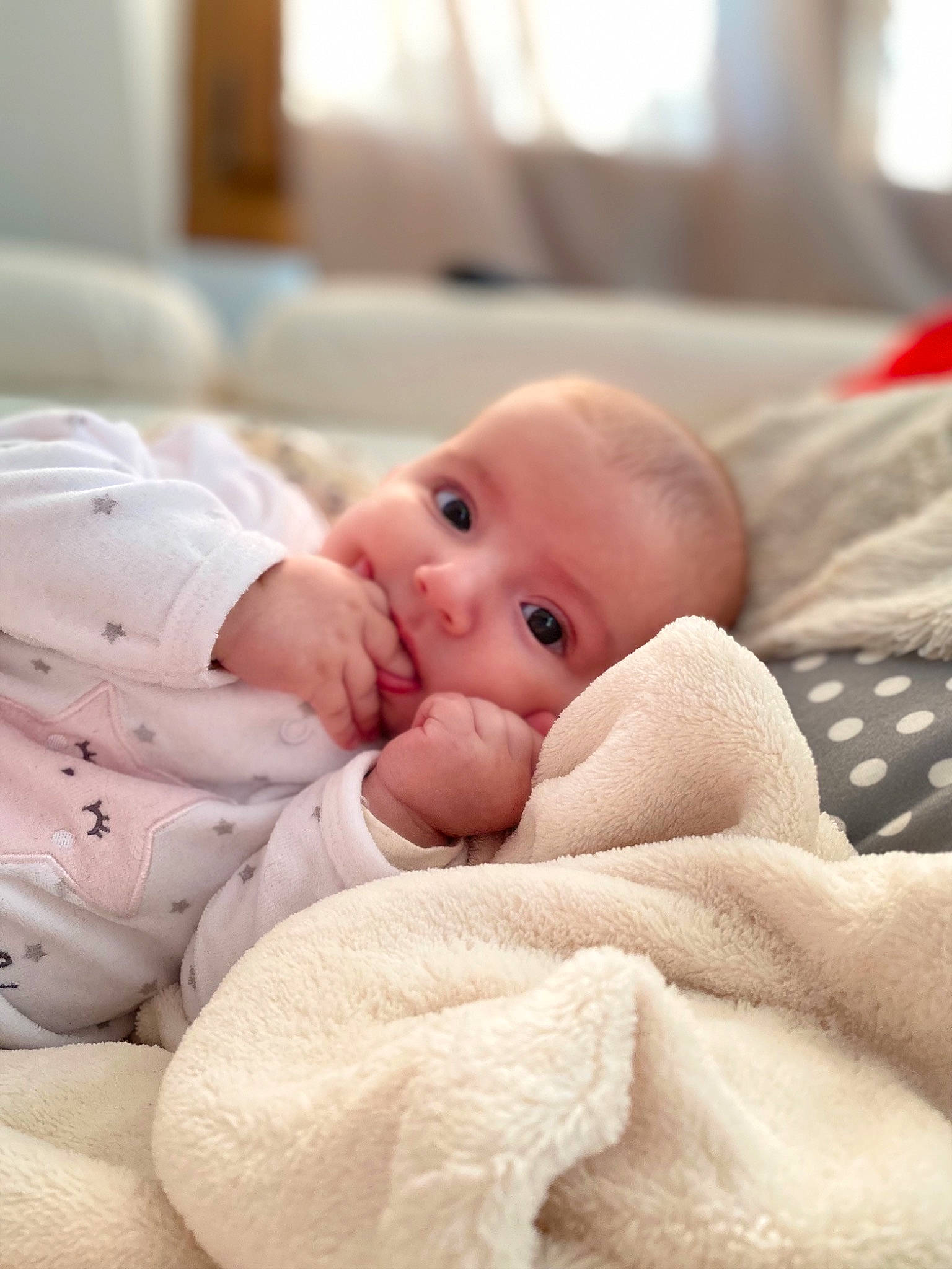 Giuliana a rejoint le concours — aidez-le/la à gagner de superbes lots ! baby, baby_products, baby_sleeping, baby_toddler_clothing, bedtime, cheek, child, comfort, happy, linens, person, portrait_photography, room, skin, toddler