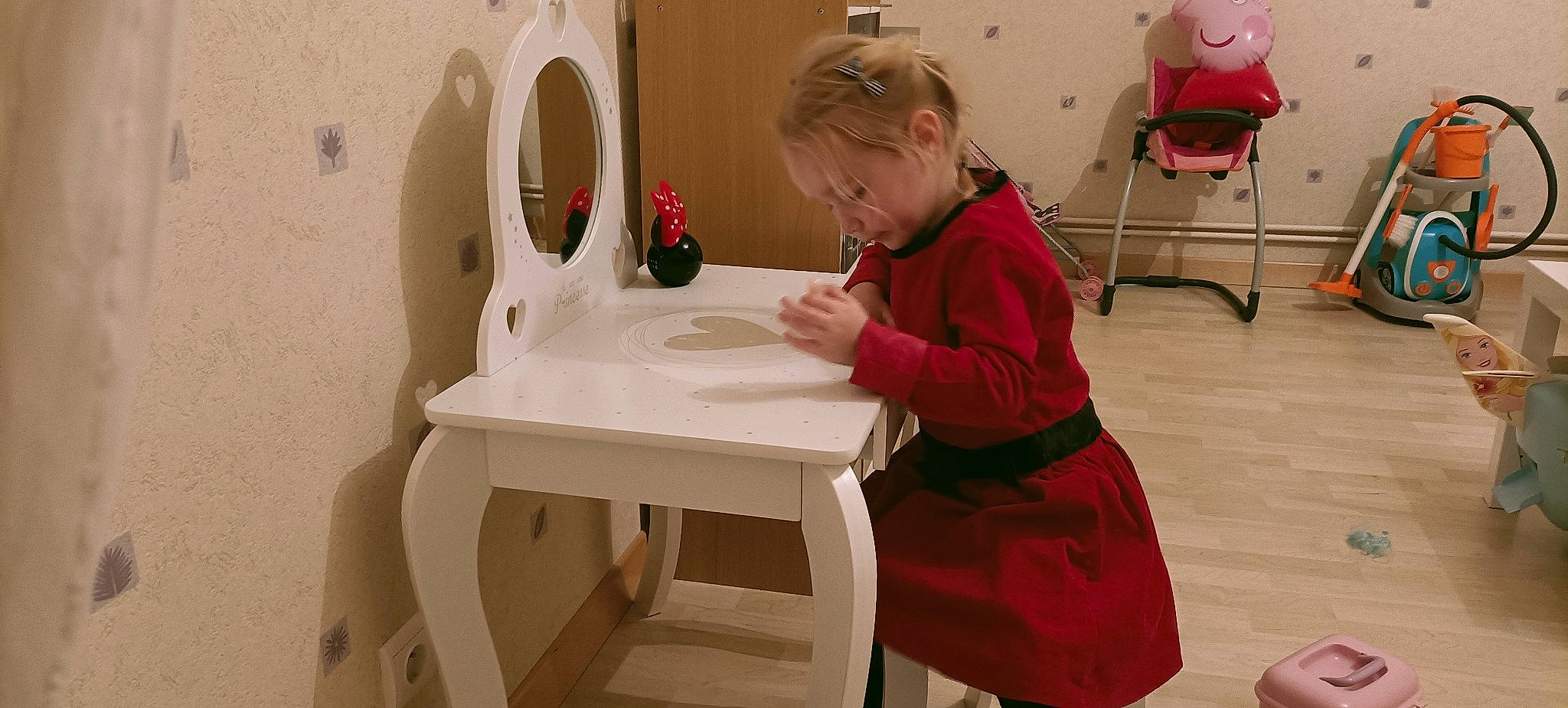 Lizéa participe au concours pour gagner de l'argent avec cette photo : baby, baby_toddler_clothing, chair, child, comfort, event, flooring, fun, furniture, hardwood, home_accessories, magenta, mirror, person, pink, plate, room, sitting, table, toddler