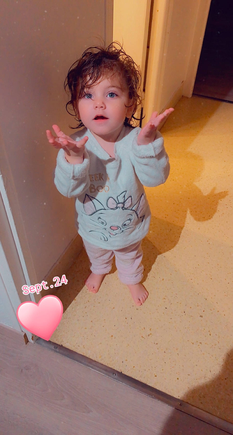 Nawell a rejoint le concours — aidez-le/la à gagner de superbes lots ! arm, baby_toddler_clothing, cheek, chin, eye, facial_expression, finger, gesture, hairstyle, hand, head, human, human_body, joint, leg, organ, person, product, skin, sleeve