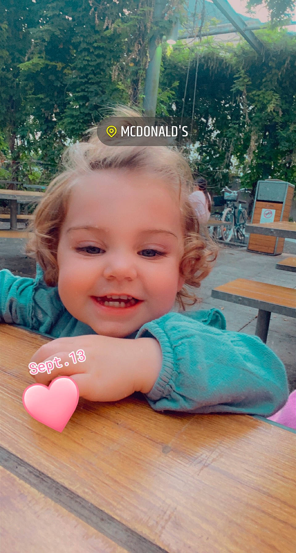 Nawell a rejoint le concours — aidez-le/la à gagner de superbes lots ! baby_toddler_clothing, beauty, child, facial_expression, finger, fun, grass, hairstyle, happy, joy, leisure, morning, person, pink, plant, skin, smile, summer, table, toddler