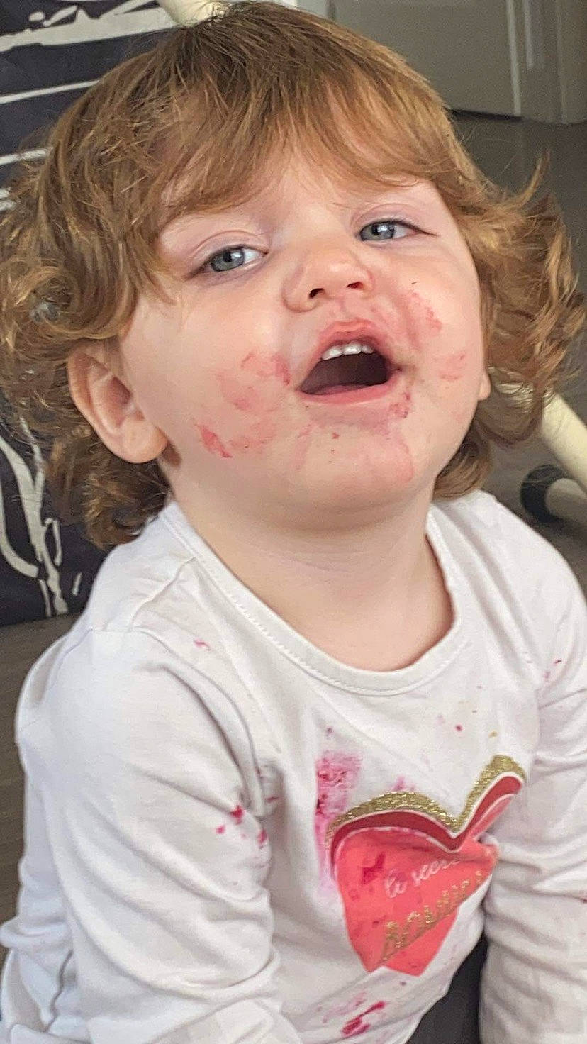 Nawell participe au concours pour gagner de l'argent avec cette photo : cheek, chin, ear, eye, eyebrow, eyelash, face, gesture, head, human_body, iris, jaw, lip, mouth, neck, nose, organ, person, skin, tongue