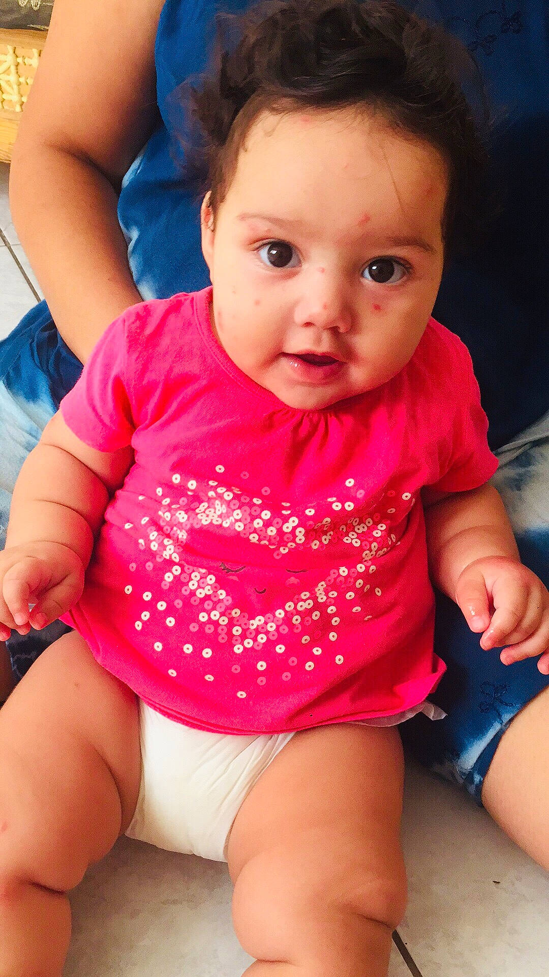 Eya a rejoint le concours — aidez-le/la à gagner de superbes lots ! abdomen, baby, cheek, child, face, finger, leg, person, pink, sitting, skin, smile, thigh, toddler