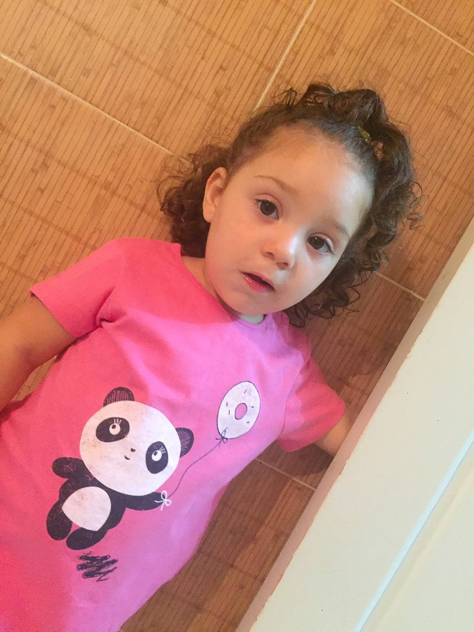 Awicha participe au concours pour gagner de l'argent avec cette photo : baby, baby_toddler_clothing, brown_hair, cheek, child, eyelash, flooring, fun, hairstyle, happy, linens, magenta, panda, pattern, person, pink, skin, sleeve, t_shirt, toddler