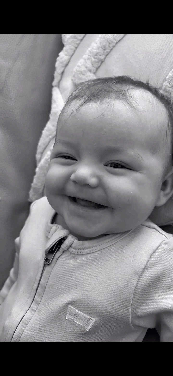 Rommy participe au concours pour gagner de l'argent avec cette photo : baby, smiling, face, infant, portrait, black_and_white, clothing, zipper, blanket, close_up, cute, child, young, happy, indoor, person, head, soft_texture, comfort, cozy