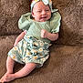 Romy participe au concours pour gagner de l'argent avec cette photo : baby, infant, smiling, headband, daisy_pattern, green_clothing, blanket, soft_texture, cute, lying_down, happy, child, portrait, comfortable, small_hands, small_feet, indoors, cozy, fashion, adorable