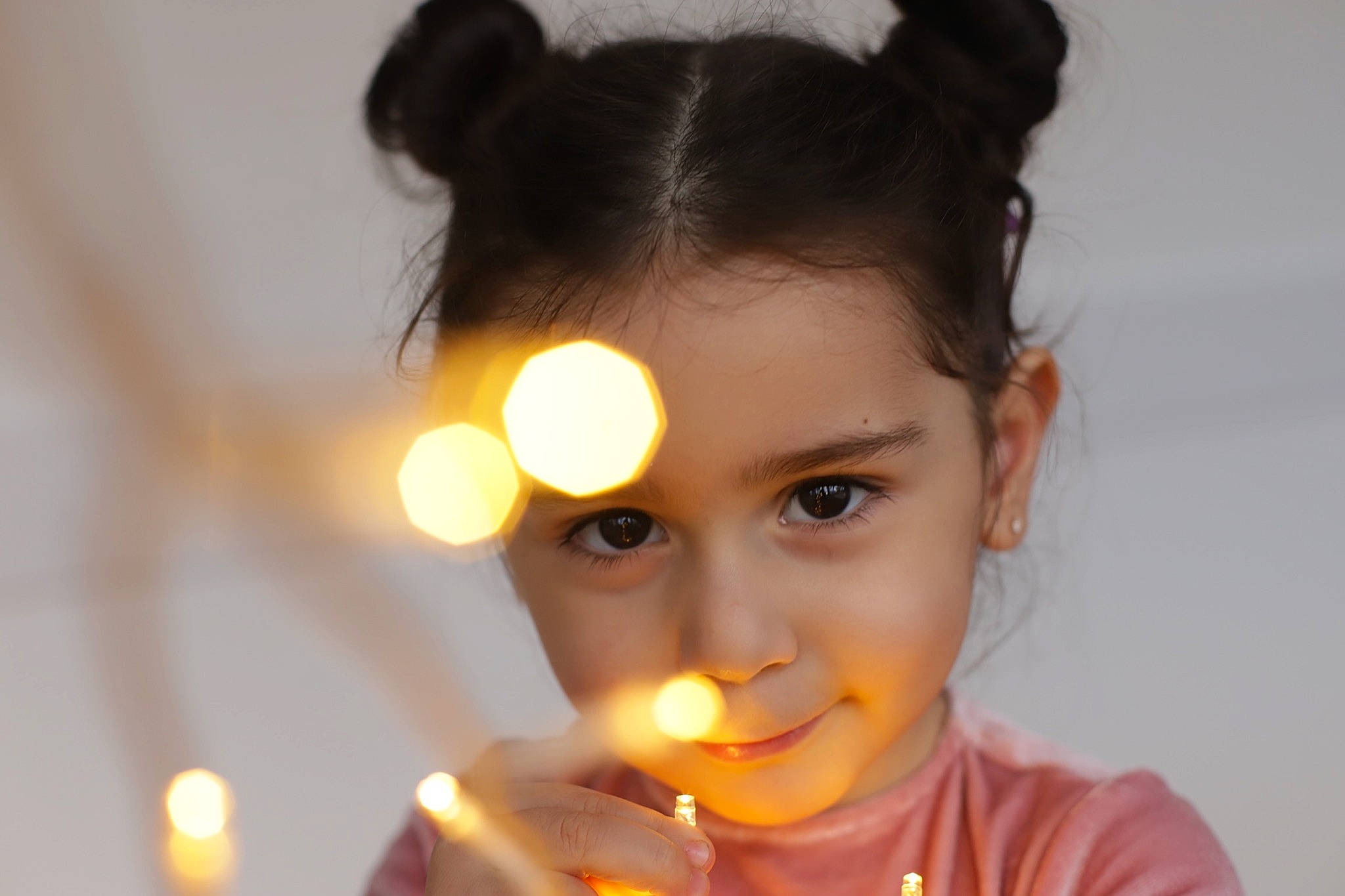 Azra a rejoint le concours — aidez-le/la à gagner de superbes lots ! beauty, black_hair, cheek, child, earrings, eating, eyebrow, eyelash, face, forehead, hair_accessory, hair_tie, hairstyle, lip, nose, organ, person, pigtail, portrait_photography, taste