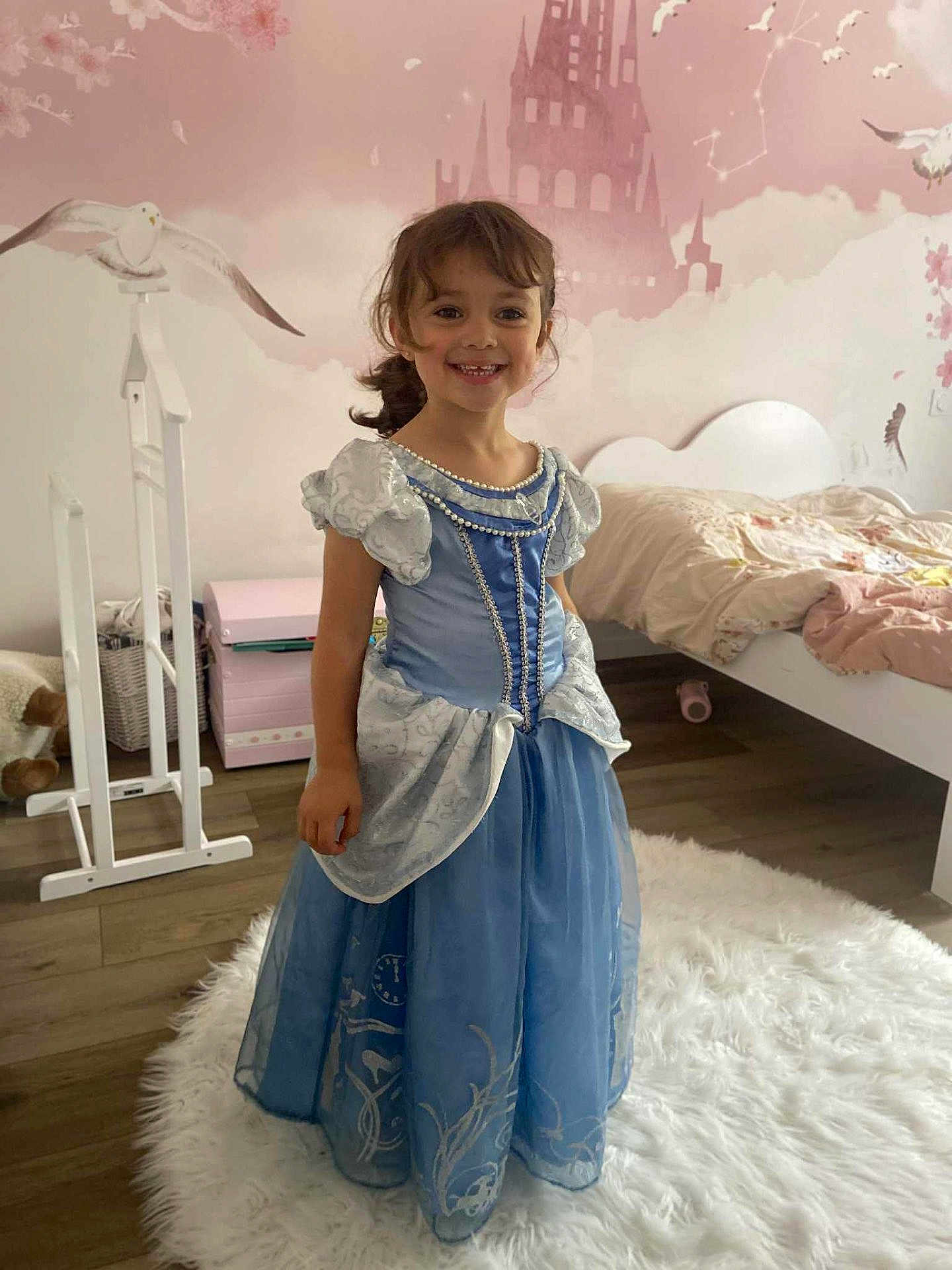 Alice participe au concours pour gagner de l'argent avec cette photo : child, girl, princess_dress, smile, indoor, bedroom, rug, floor, furniture, bed, wall_art, castle, toy, happy, young, person, clothing, flooring, decor, portrait