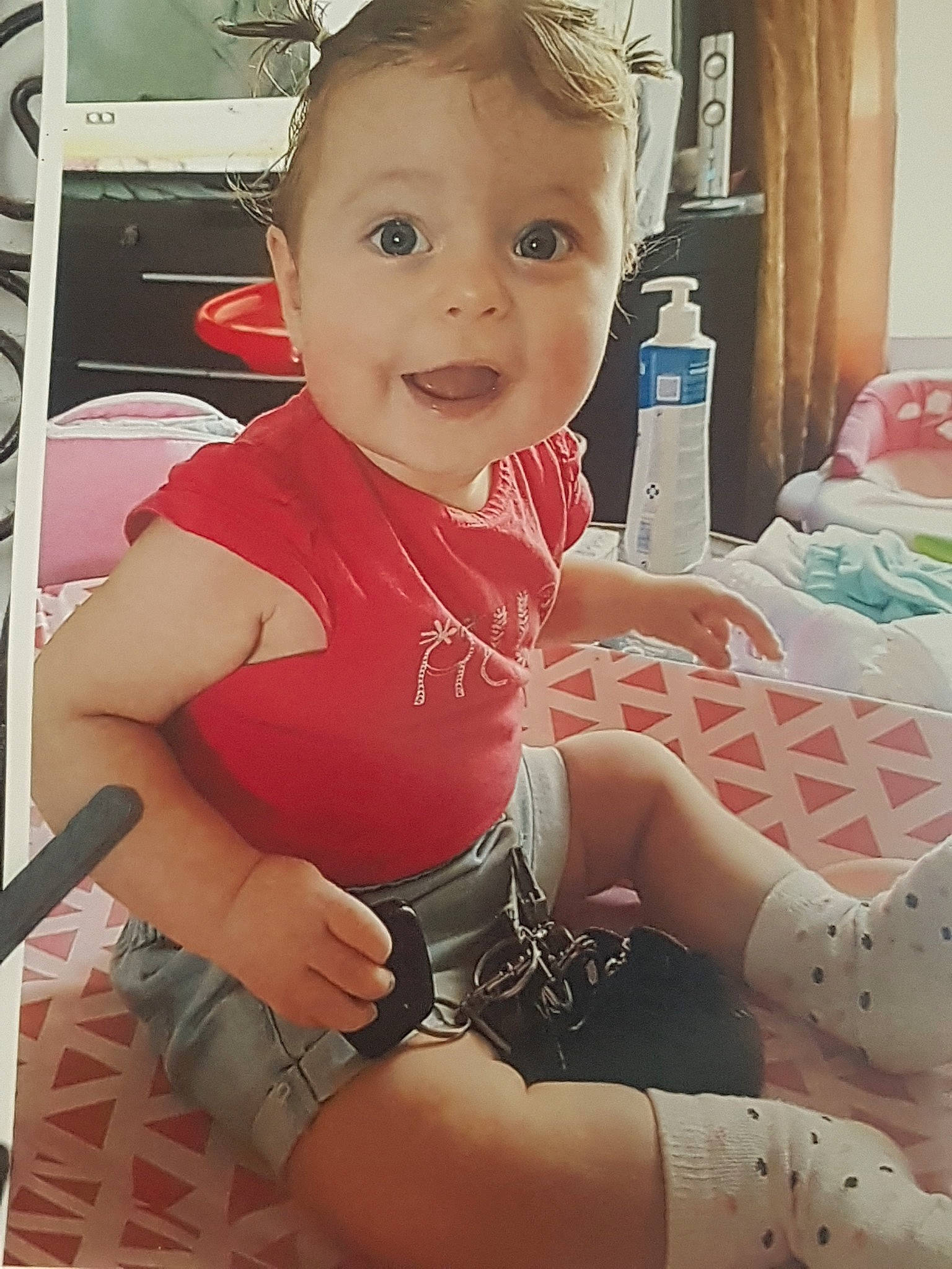 Emmie a rejoint le concours — aidez-le/la à gagner de superbes lots ! arm, cheek, child, cool, day, finger, girl, hand, human_hair_color, infant, joint, leg, mouth, person, pink, product, shoulder, sitting, skin, thigh