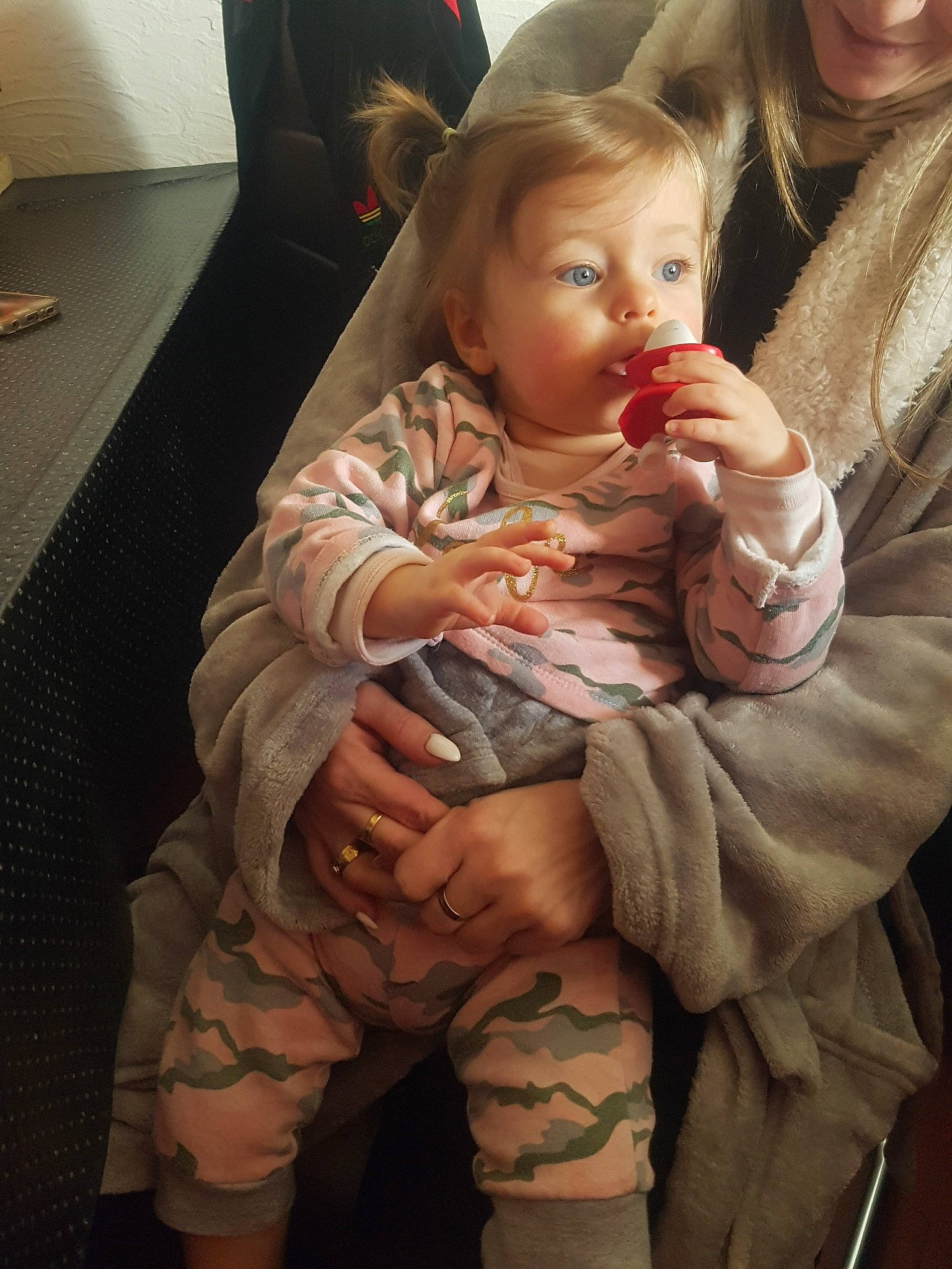 Emmie a rejoint le concours — aidez-le/la à gagner de superbes lots ! abdomen, arm, child, eye, finger, fun, girl, human_hair_color, infant, leg, person, product, sitting, skin, toddler, trunk