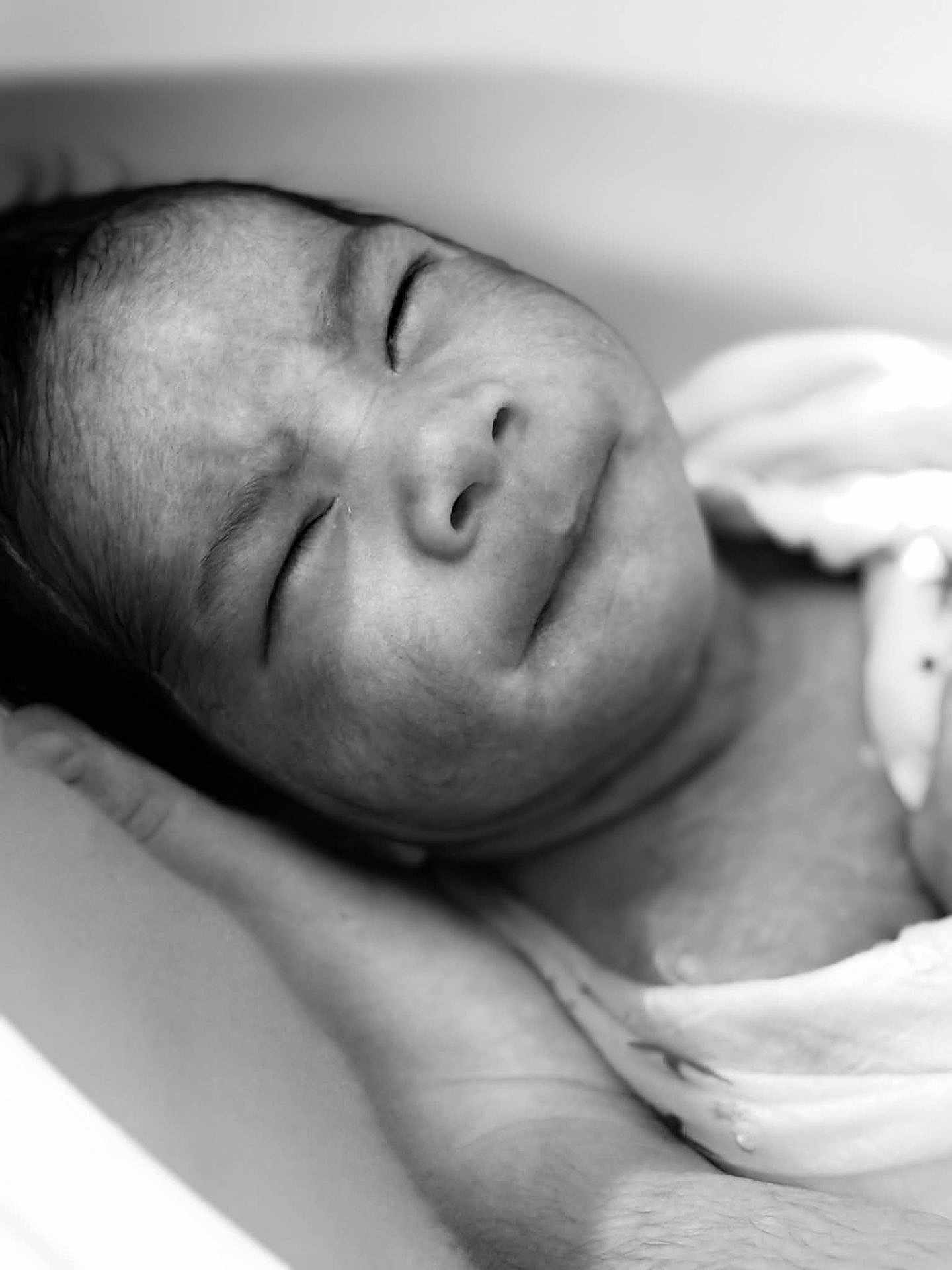 Eiji a rejoint le concours — aidez-le/la à gagner de superbes lots ! newborn, baby, infant, black_and_white, close_up, sleeping, face, hand, skin, portrait, resting, peaceful, human, child, person, newborn_baby, tender, intimate, soft, comfort