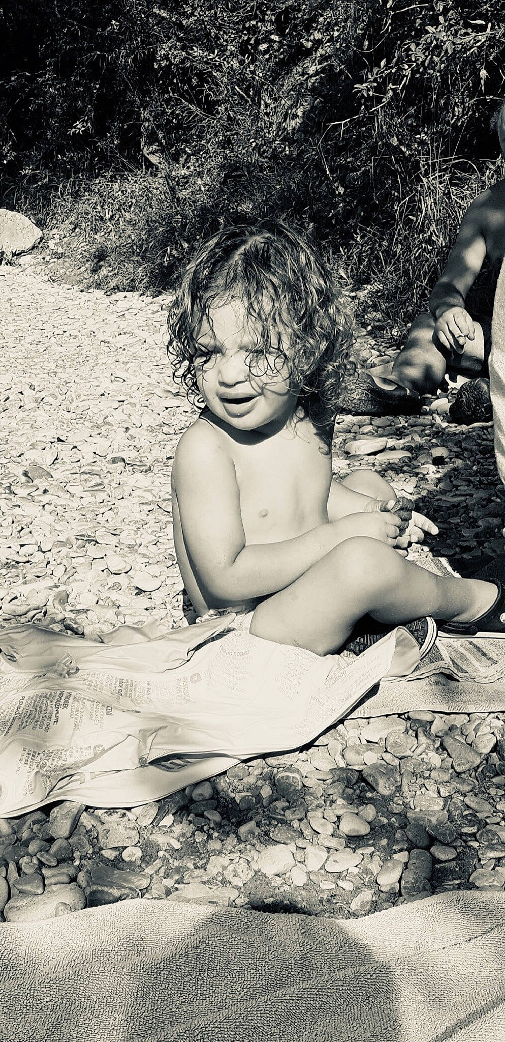 Adan participe au concours pour gagner de l'argent avec cette photo : barefoot, black_and_white, child, leg, monochrome, monochrome_photography, person, photograph, photography, portrait, sitting, smile, style, tree
