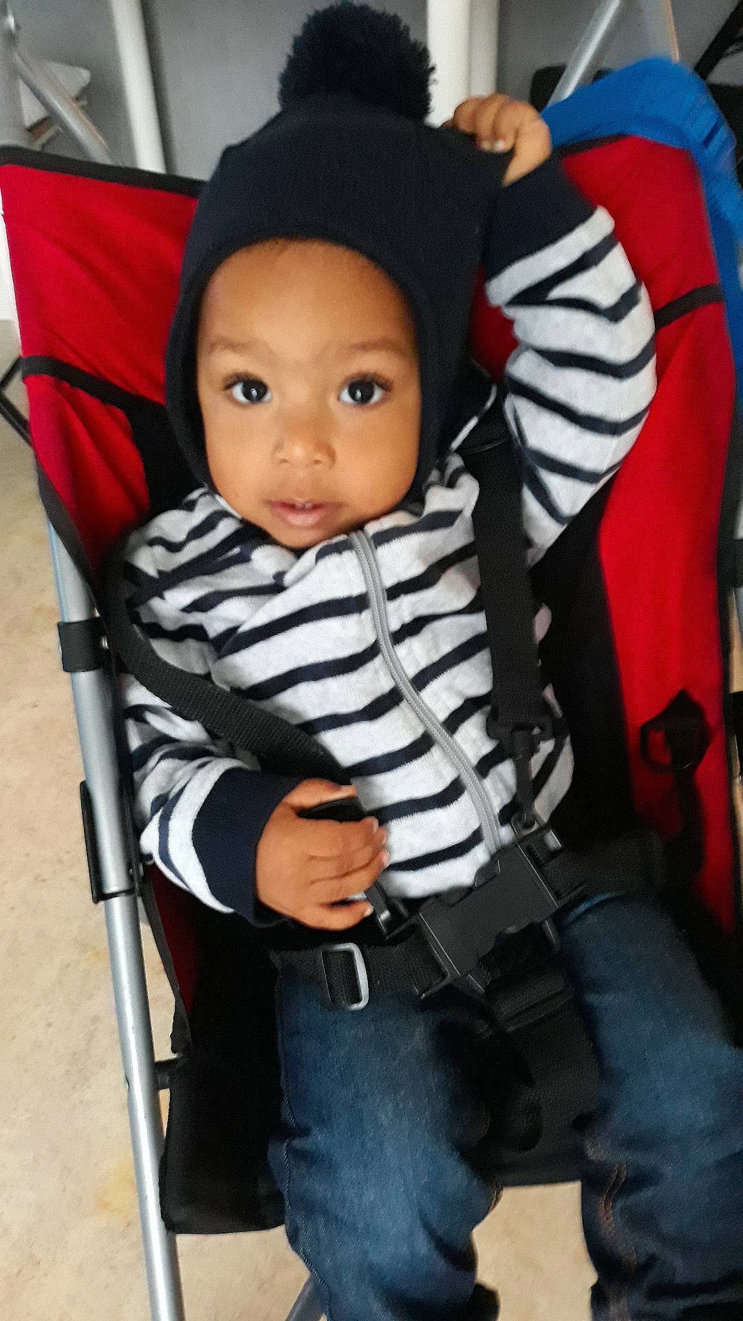 Faycal participe au concours pour gagner de l'argent avec cette photo : baby_carriage, baby_products, car_seat, child, cool, costume, day, girl, headgear, outerwear, person, product, red, textile, toddler