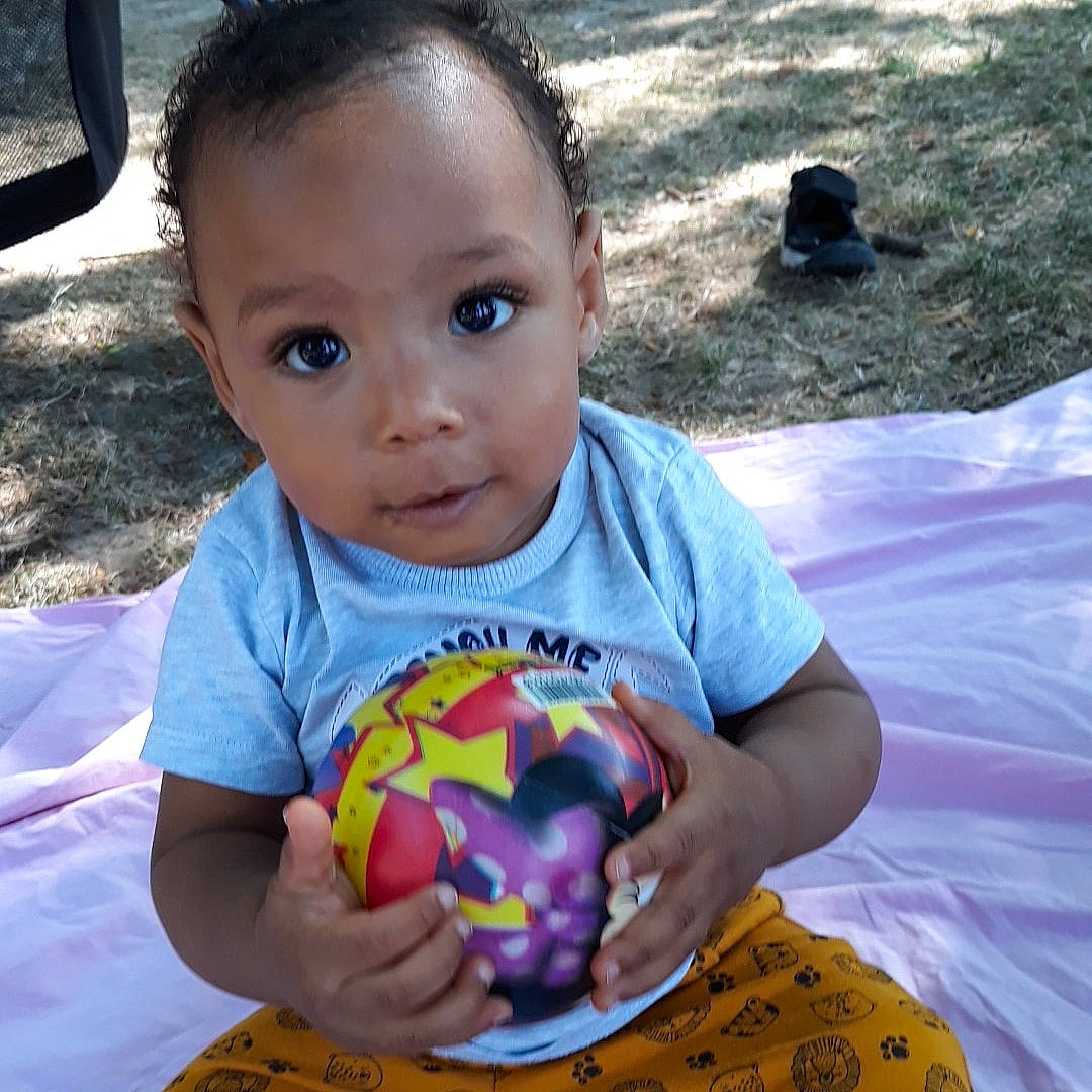 Faycal a rejoint le concours — aidez-le/la à gagner de superbes lots ! child, fun, girl, infant, person, play, smile, toddler, vacation