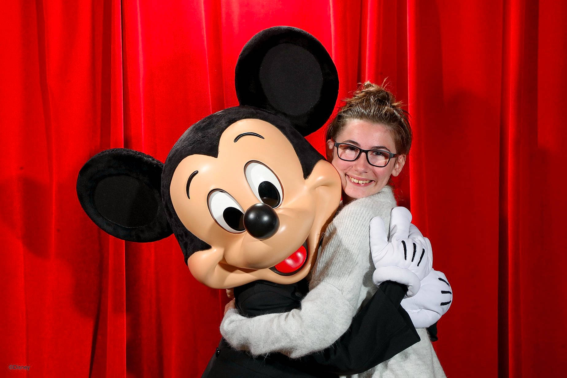 Audrey a rejoint le concours — aidez-le/la à gagner de superbes lots ! amusement_park, animated_cartoon, animation, event, fun, joy, person, talent_show, textile, walt_disney_world