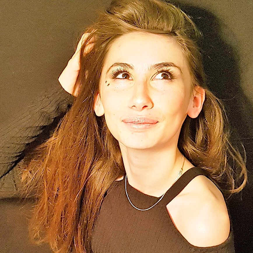 Audrey a rejoint le concours — aidez-le/la à gagner de superbes lots ! beauty, blond, brown_hair, chin, eyebrow, face, feathered_hair, forehead, hair, hairstyle, jaw, layered_hair, lip, long_hair, neck, person, photo_shoot, photography, portrait, portrait_photography