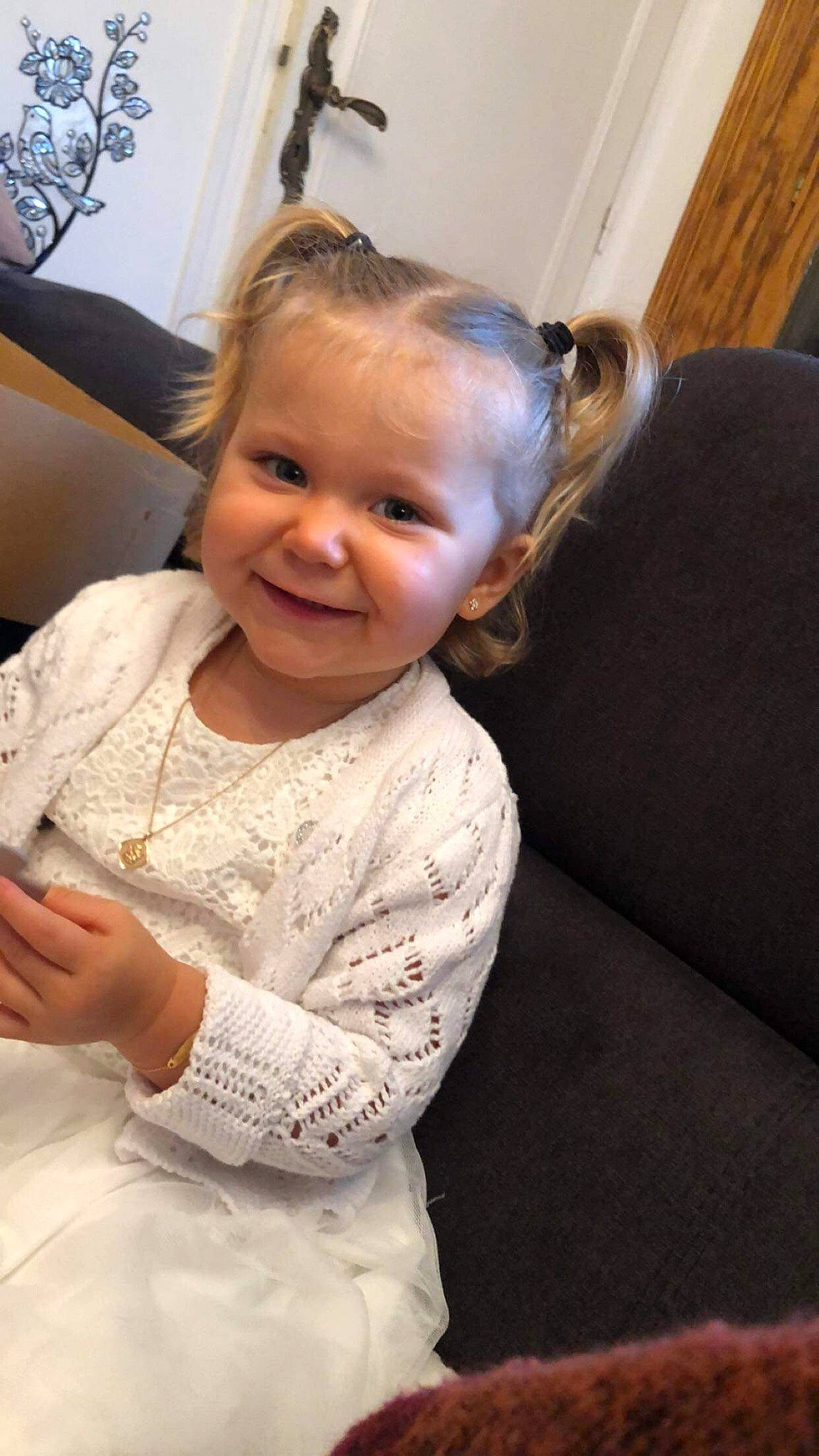 April participe au concours pour gagner de l'argent avec cette photo : arm, baby, cheek, child, ear, electronic_device, eye, face, facial_expression, fun, hair, hairstyle, head, iris, joy, nose, people, person, sitting, skin