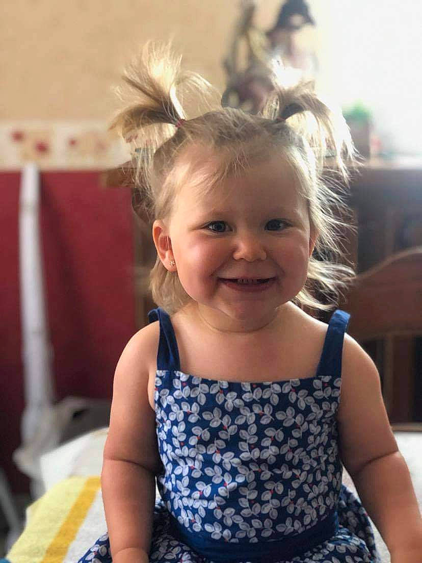 April a rejoint le concours — aidez-le/la à gagner de superbes lots ! baby, brown_hair, child, child_model, ear, face, fashion_accessory, hair, hair_accessory, hairstyle, happy, head, iris, joy, person, skin, smile, summer, toddler