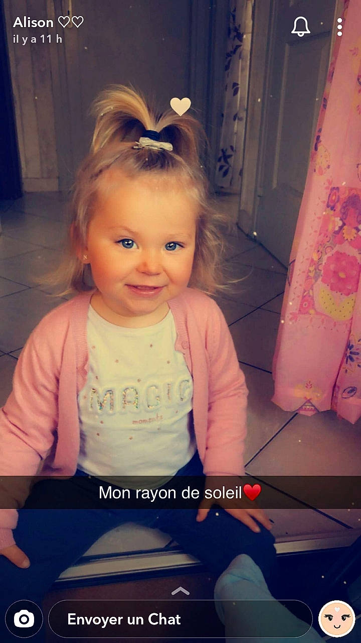 April a rejoint le concours — aidez-le/la à gagner de superbes lots ! baby, cheek, child, ear, forehead, head, joy, person, photo_caption, sitting, skin, smile, standing, toddler