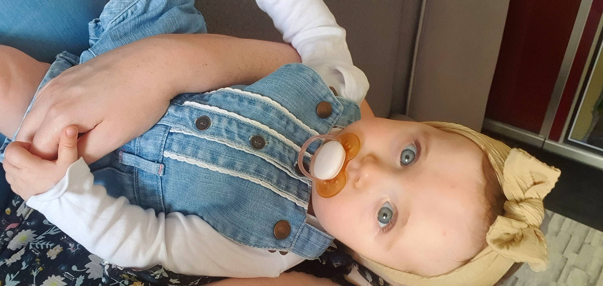 Lola a rejoint le concours — aidez-le/la à gagner de superbes lots ! abdomen, baby, baby_toddler_clothing, cheek, child, comfort, elbow, eye, eyelash, finger, gesture, human_body, joint, lip, mouth, nose, person, skin, thigh, toddler