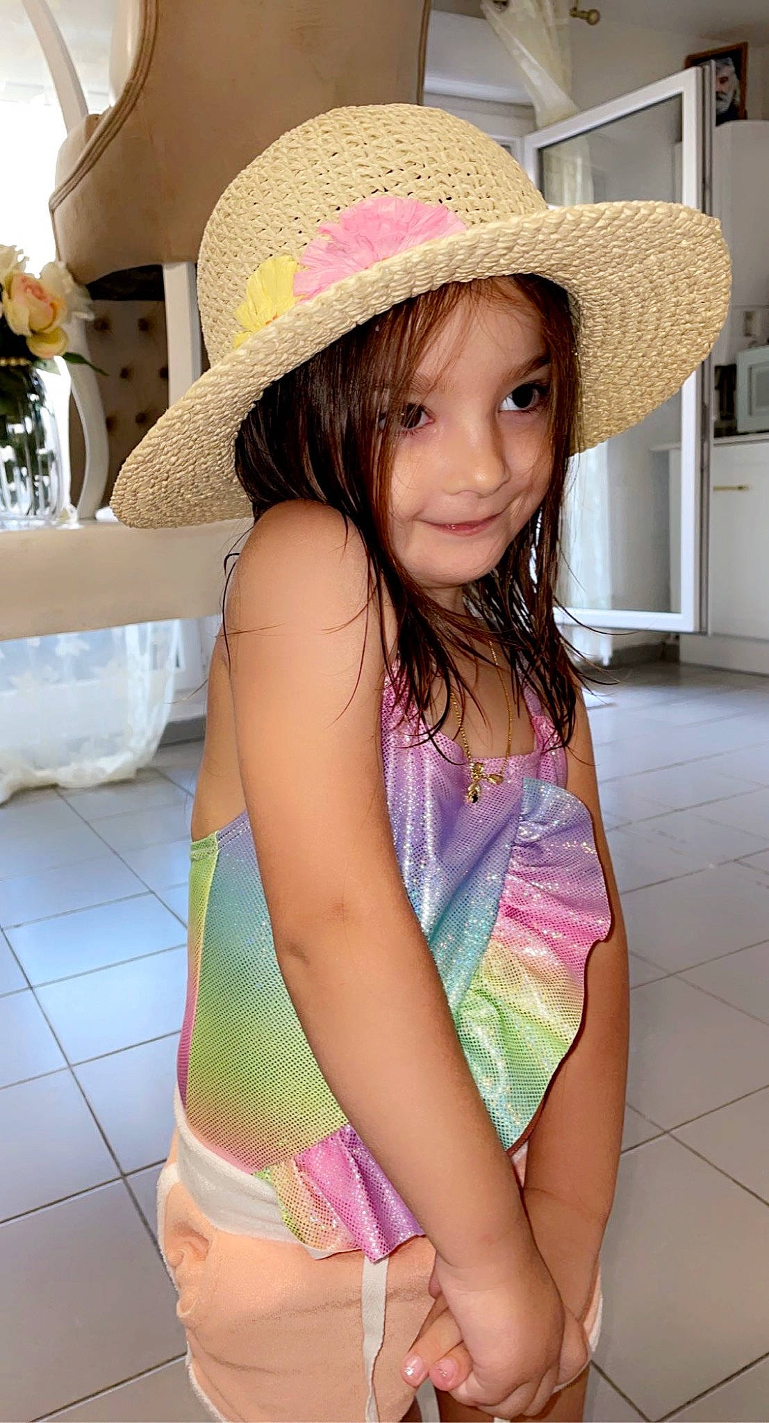 Maria participe au concours pour gagner de l'argent avec cette photo : beauty, black_hair, cool, eyelash, fashion, fun, hairstyle, happy, hat, headgear, human_body, joy, lip, neck, person, pink, skin, snapshot, summer, sun_hat