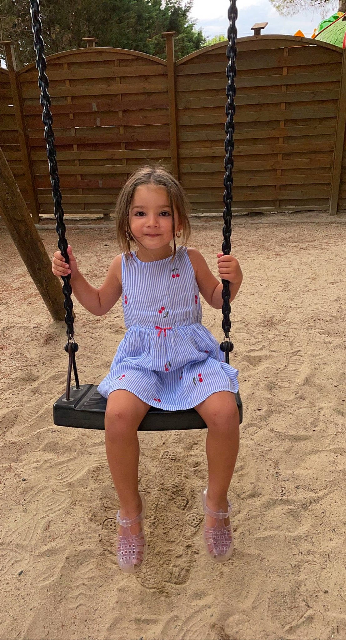 Maria participe au concours pour gagner de l'argent avec cette photo : beauty, child, city, electric_blue, foot, fun, happy, human_leg, human_settlement, joy, leisure, outdoor_play_equipment, person, pink, playground, recreation, shorts, smile, summer, swing