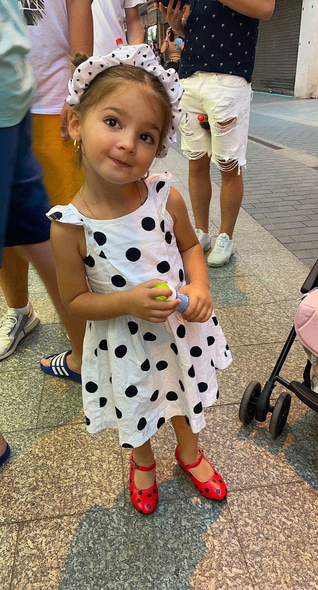 Maria a rejoint le concours — aidez-le/la à gagner de superbes lots ! clothing, fashion, footwear, fun, hairstyle, happy, leg, people, person, photograph, sandal, shoe, shorts, snapshot, sneakers, standing, street_fashion, toddler, wheel, white