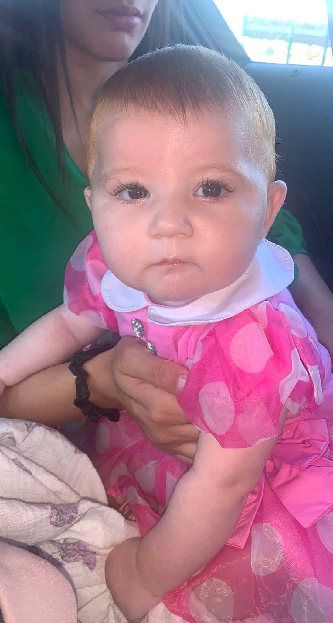 Rosalia participe au concours pour gagner de l'argent avec cette photo : baby, baby_toddler_clothing, cheek, child, ear, eyelash, face, facial_expression, finger, gesture, hand, happy, iris, lip, mouth, nose, person, pink, skin, toddler