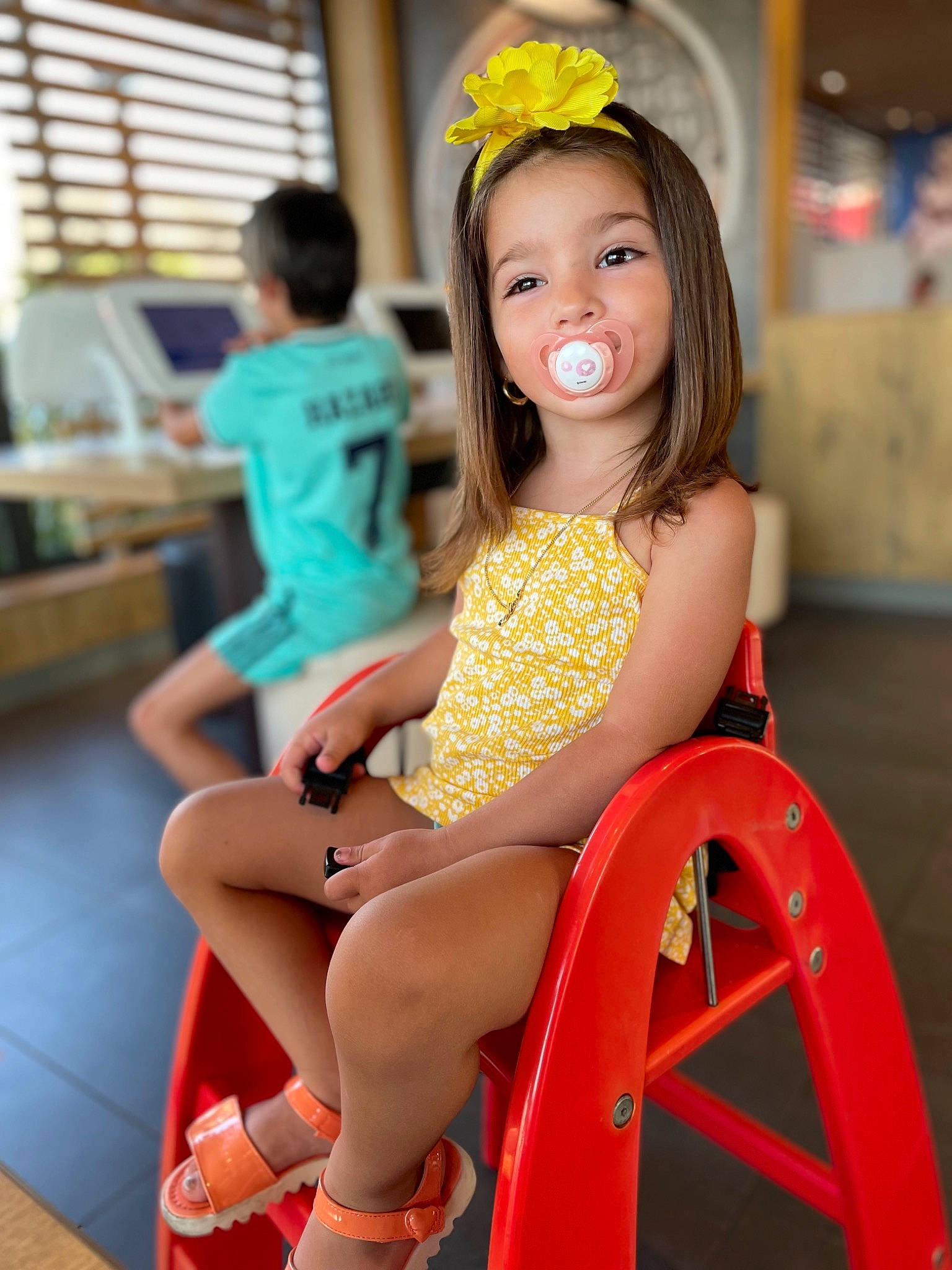 Mariaa a rejoint le concours — aidez-le/la à gagner de superbes lots ! child, fun, happy, human_body, knee, lap, leg, leisure, muscle, neck, organ, person, photograph, skin, smile, sneakers, summer, thigh, white, window_blind