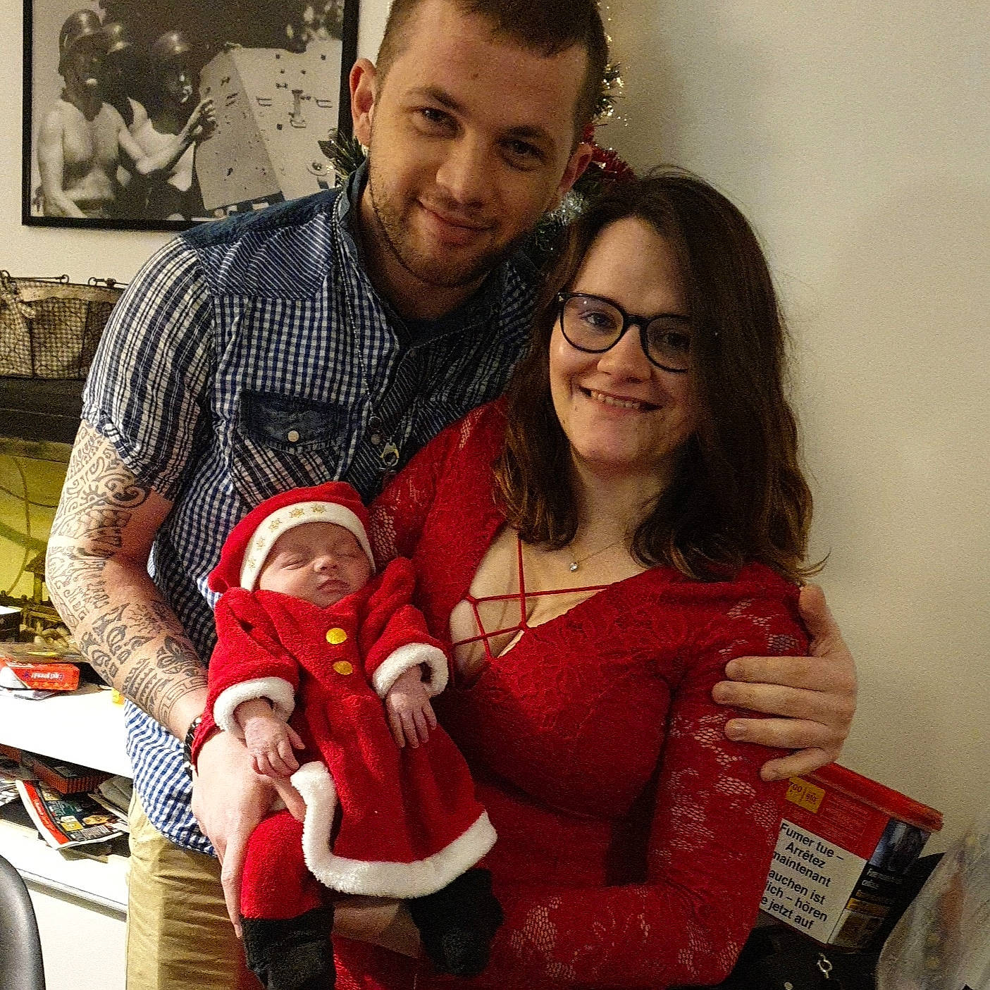 Alyzéa participe au concours pour gagner de l'argent avec cette photo : arm, baby, baby_products, baby_toddler_clothing, family, family_taking_photos_together, fathers_day, grandparent, hand, happy, head, holiday, human, joy, lap, love, people, person, picture_frame, red