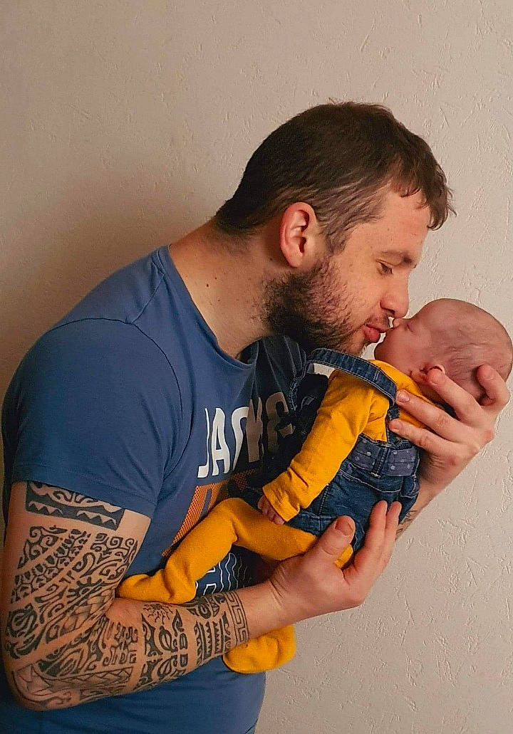 Alyzéa a rejoint le concours — aidez-le/la à gagner de superbes lots ! active_shirt, baby, beard, eating, elbow, facial_hair, food_craving, glove, human, muscle, neck, person, taste, tattoo, throat, toy