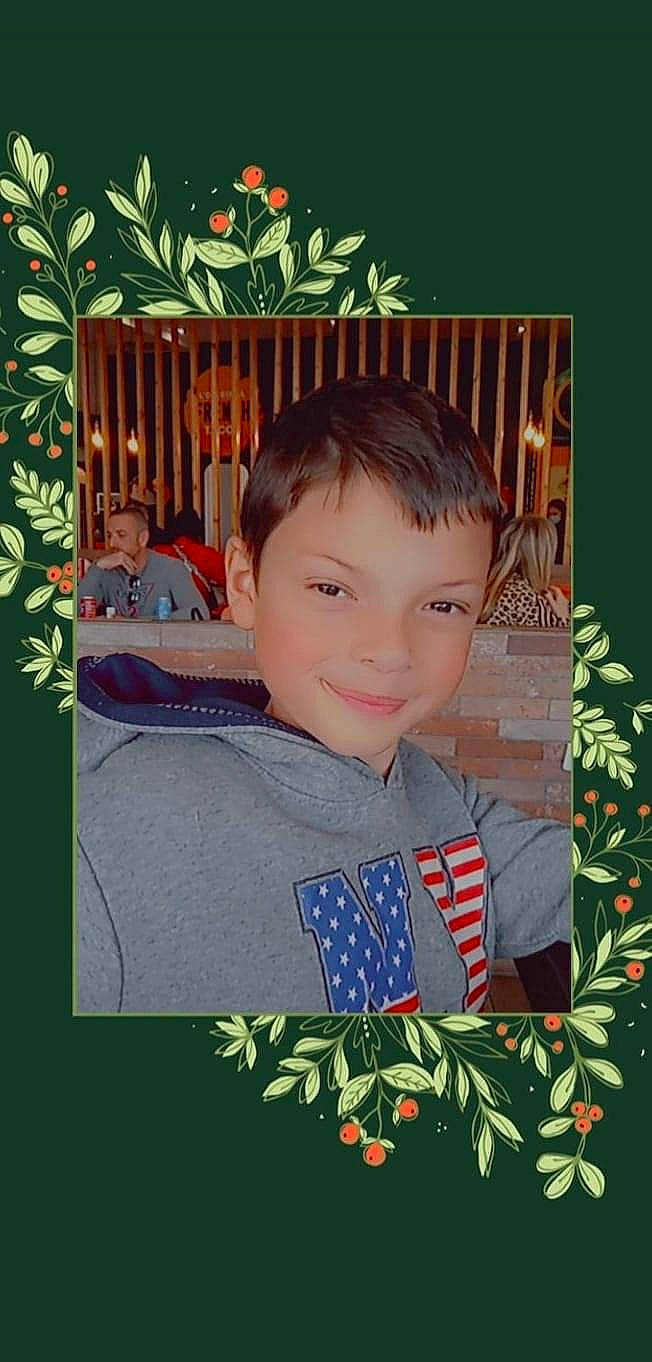 Noa participe au concours pour gagner de l'argent avec cette photo : adaptation, art, child, design, event, flag_of_the_united_states, happy, holiday, joy, leaf, organ, pattern, person, picture_frame, plant, rectangle, room, smile, t_shirt, textile