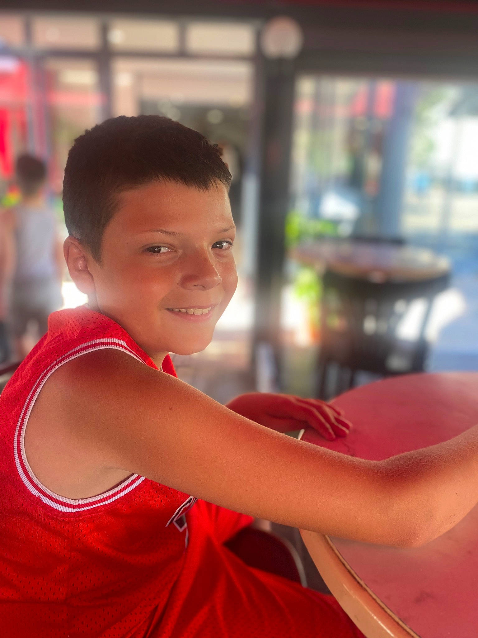 Noa a rejoint le concours — aidez-le/la à gagner de superbes lots ! chest, child, elbow, event, flash_photography, fun, happy, human_leg, joy, leisure, magenta, neck, person, portrait_photography, recreation, room, sitting, smile, sportswear, t_shirt