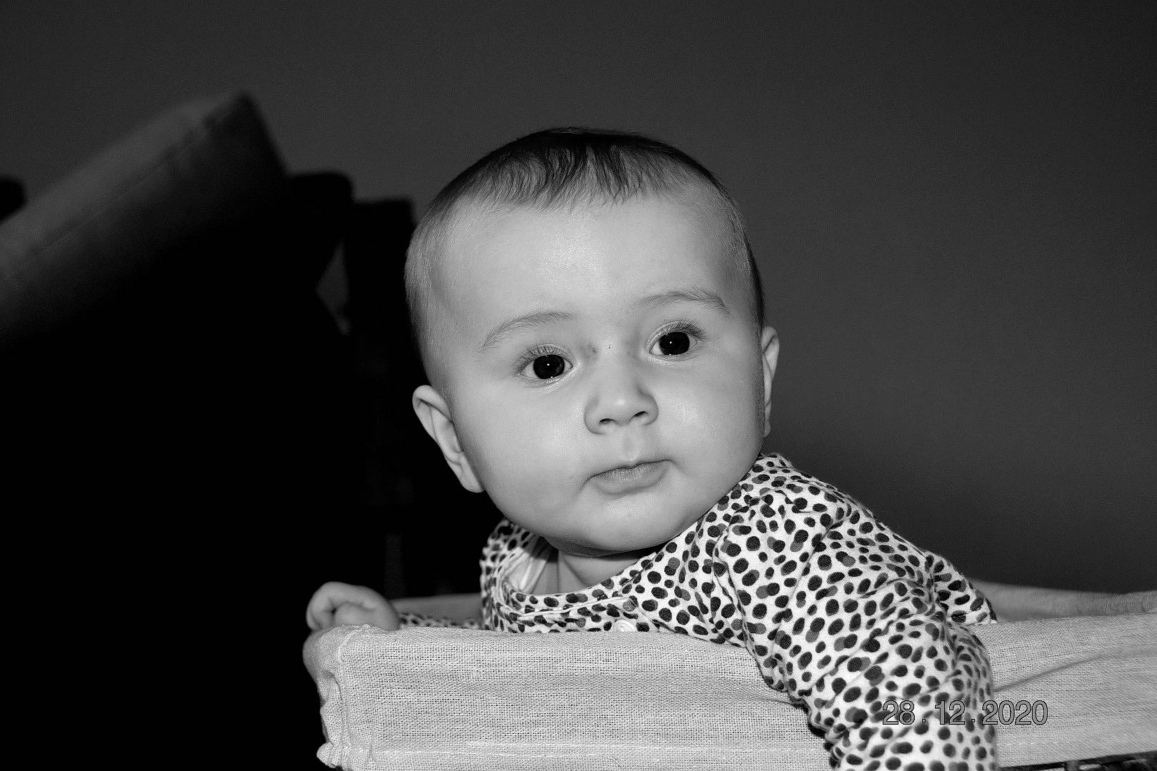 Orlane participe au concours pour gagner de l'argent avec cette photo : baby, baby_toddler_clothing, cheek, child, comfort, eyebrow, flash_photography, fun, happy, iris, monochrome, monochrome_photography, person, portrait_photography, room, sitting, sleeve, smile, still_life_photography, toddler