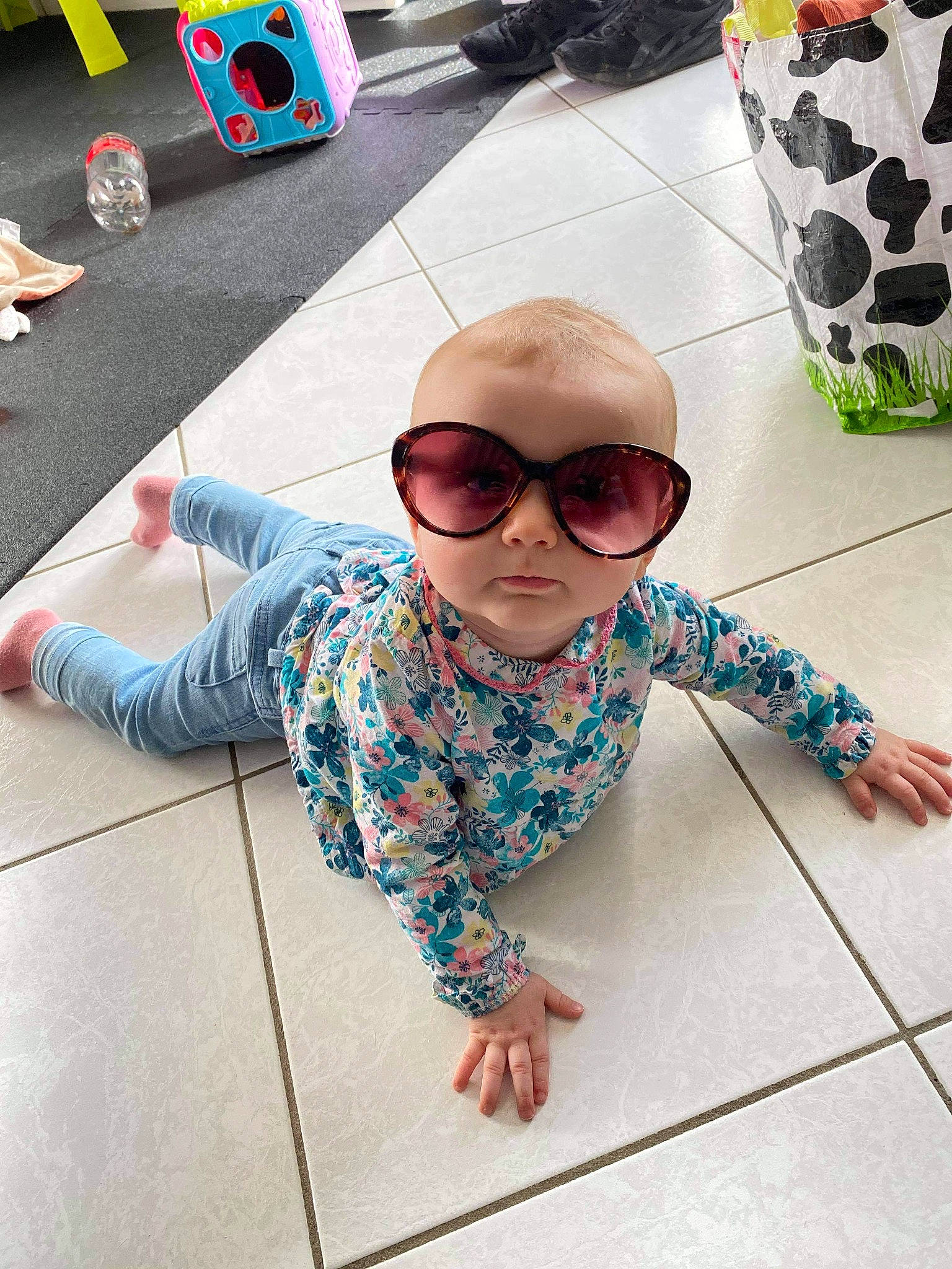 Orlane participe au concours pour gagner de l'argent avec cette photo : baby_toddler_clothing, eyewear, fashion, finger, floor, flooring, glasses, goggles, hand, happy, leg, mammal, person, product, shoe, sleeve, street_fashion, sunglasses, vertebrate, vision_care