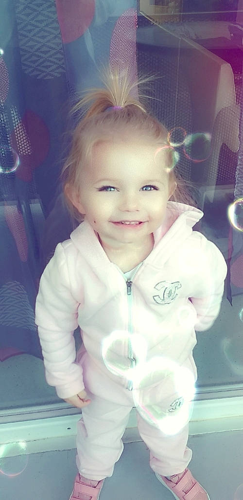 Kelsy participe au concours pour gagner de l'argent avec cette photo : beauty, cheek, child, chin, cool, eye, eyebrow, face, facial_expression, forehead, hair, hairstyle, head, joy, lip, nose, person, pink, skin, smile