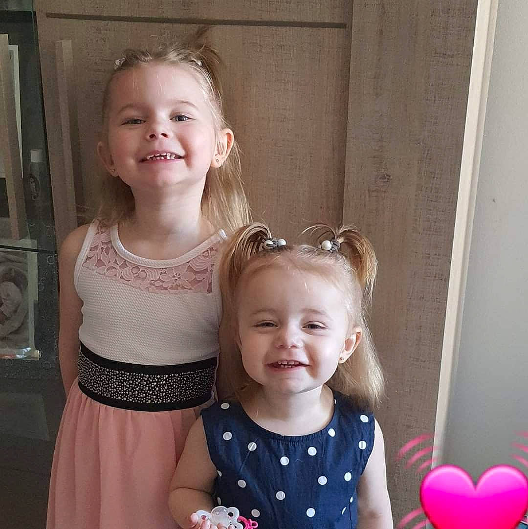 Kelsy a rejoint le concours — aidez-le/la à gagner de superbes lots ! baby_toddler_clothing, cheek, dress, eye, facial_expression, fun, hair, happy, head, iris, joy, neck, organ, person, pink, product, shoulder, skin, sleeve, smile