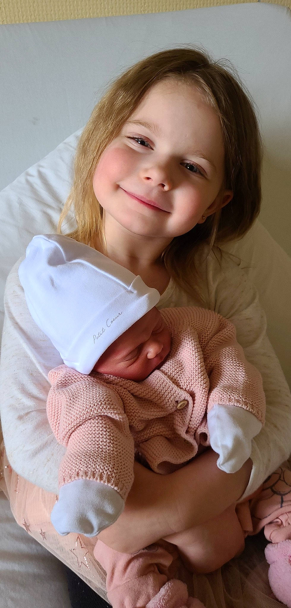 Mindy a rejoint le concours — aidez-le/la à gagner de superbes lots ! baby, baby_toddler_clothing, blond, cheek, child, chin, comfort, eye, face, gesture, happy, head, human_body, joy, lip, person, skin, sleeve, smile, thumb