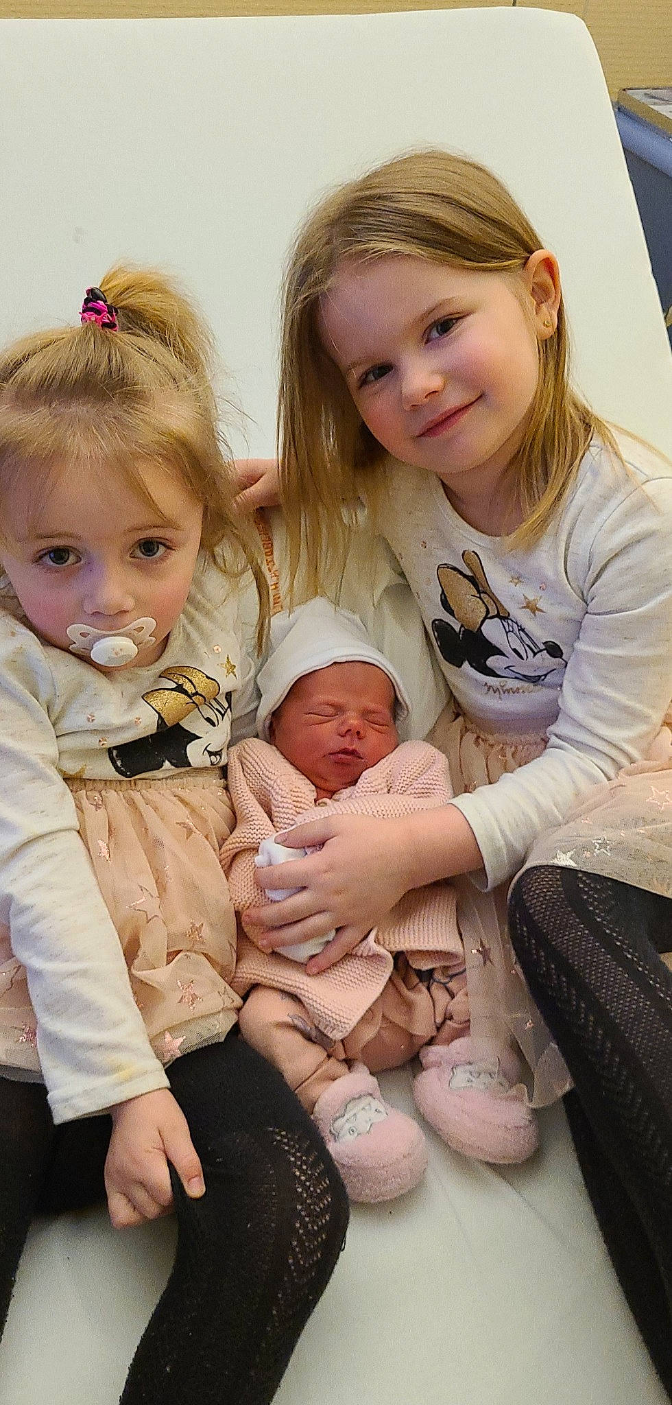 Mindy participe au concours pour gagner de l'argent avec cette photo : baby, baby_toddler_clothing, cheek, couch, eye, face, facial_expression, gesture, hair, happy, head, human_body, interaction, iris, joy, necklace, person, product, skin, smile