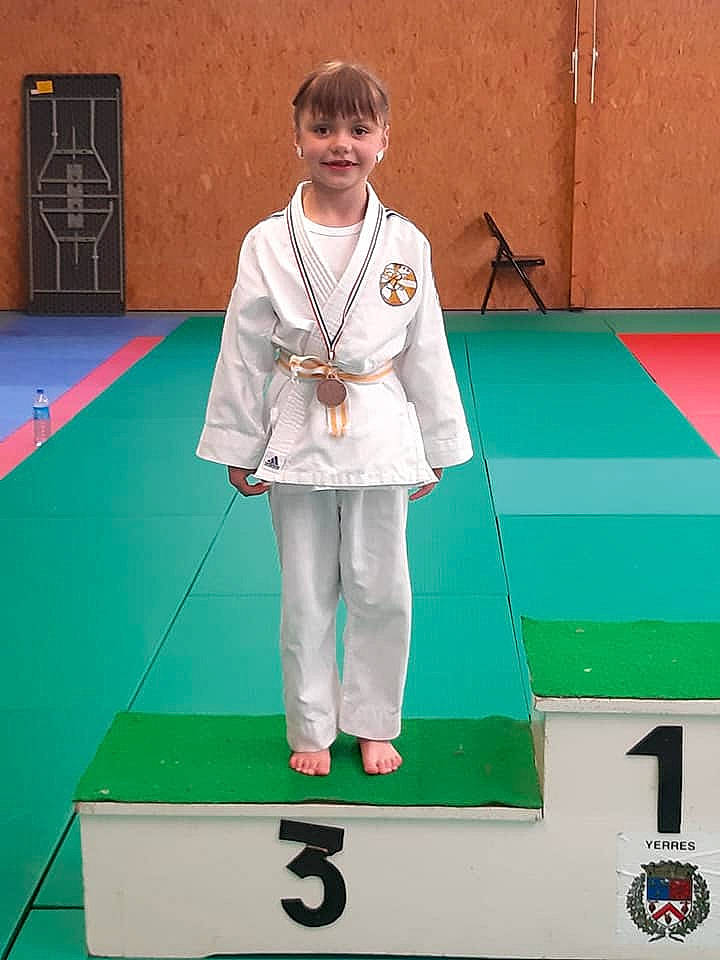 Manon participe au concours pour gagner de l'argent avec cette photo : championship, choi_kwang_do, combat_sport, competition_event, contact_sport, dobok, electronic_device, individual_sports, japanese_martial_arts, joy, judo, jujutsu, karate, martial_arts, martial_arts_uniform, mat, person, podium, sports, taekkyeon
