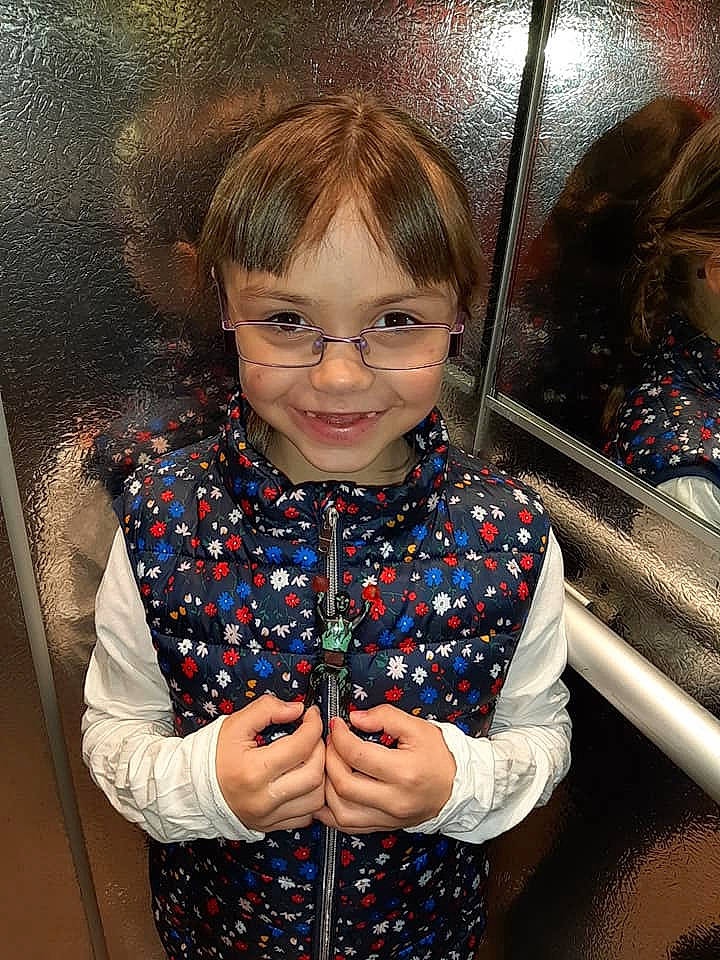 Manon participe au concours pour gagner de l'argent avec cette photo : child, fun, glasses, iris, person, smile
