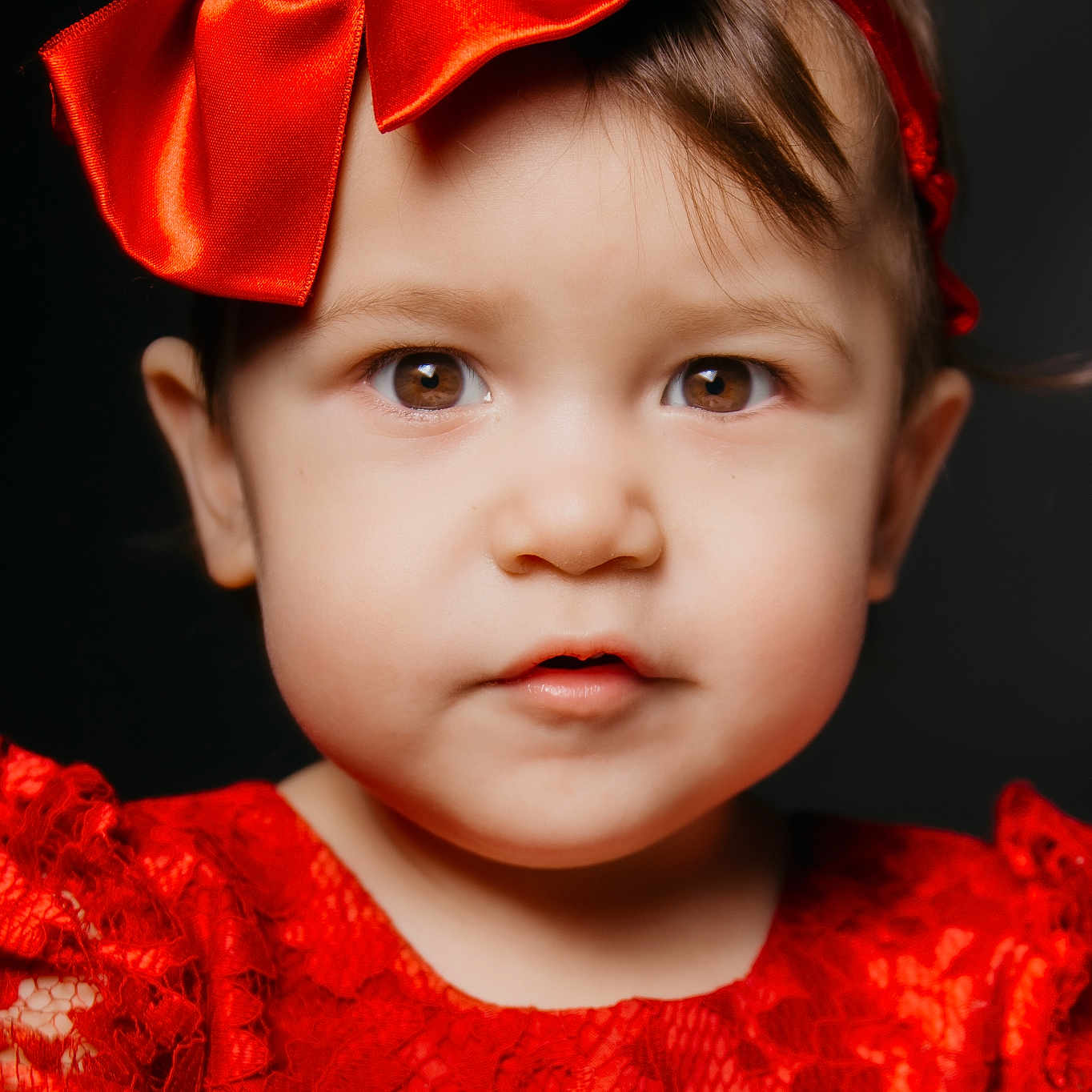 Louna participe au concours pour gagner de l'argent avec cette photo : accessories, baby, bodypart, clothing, dress, face, finger, formalwear, hand, happy, hat, head, headband, mouth, person, photography, portrait, smile, tie, velvet