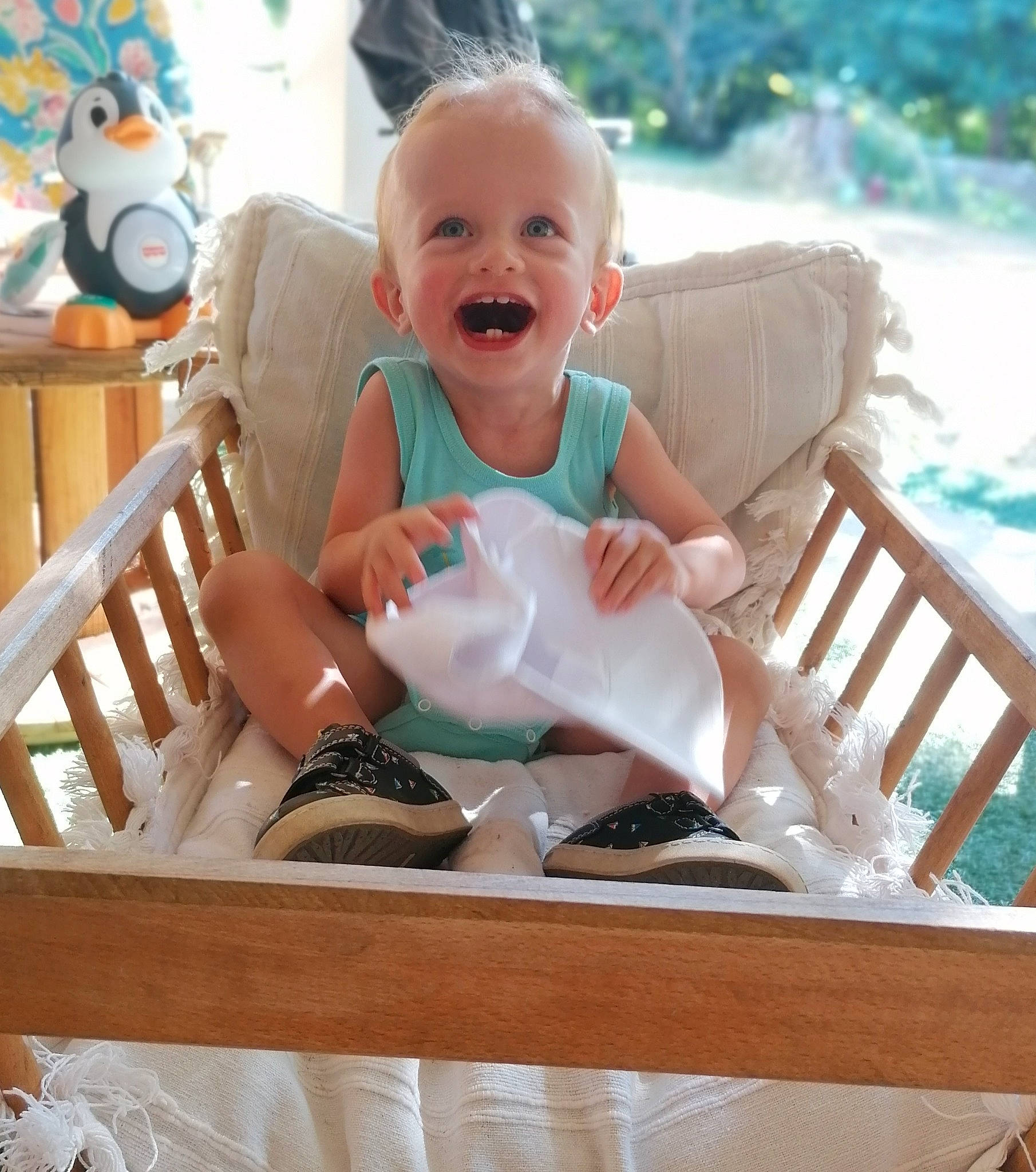 Sacha a rejoint le concours — aidez-le/la à gagner de superbes lots ! baby, baby_products, baby_toddler_clothing, chair, child, comfort, event, fun, furniture, happy, head, leisure, outdoor_furniture, person, room, sitting, smile, table, toddler, water