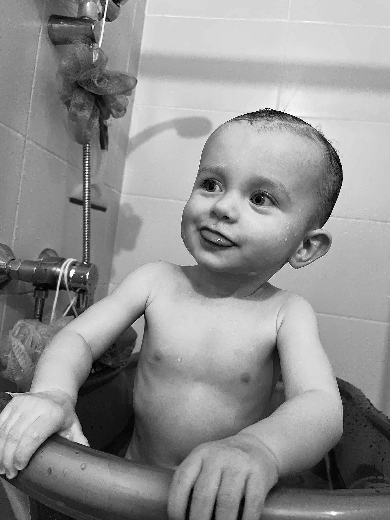 Sacha participe au concours pour gagner de l'argent avec cette photo : arm, black, chin, eye, eyebrow, face, facial_expression, hairstyle, hand, head, human_body, joint, joy, lip, mouth, muscle, organ, person, photograph, shoulder