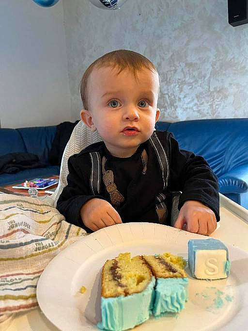 Sacha participe au concours pour gagner de l'argent avec cette photo : baby, baby_toddler_clothing, blue, chair, child, comfort, cuisine, dish, event, food, ingredient, person, plate, recipe, sharing, sleeve, surprise, sweetness, t_shirt, table